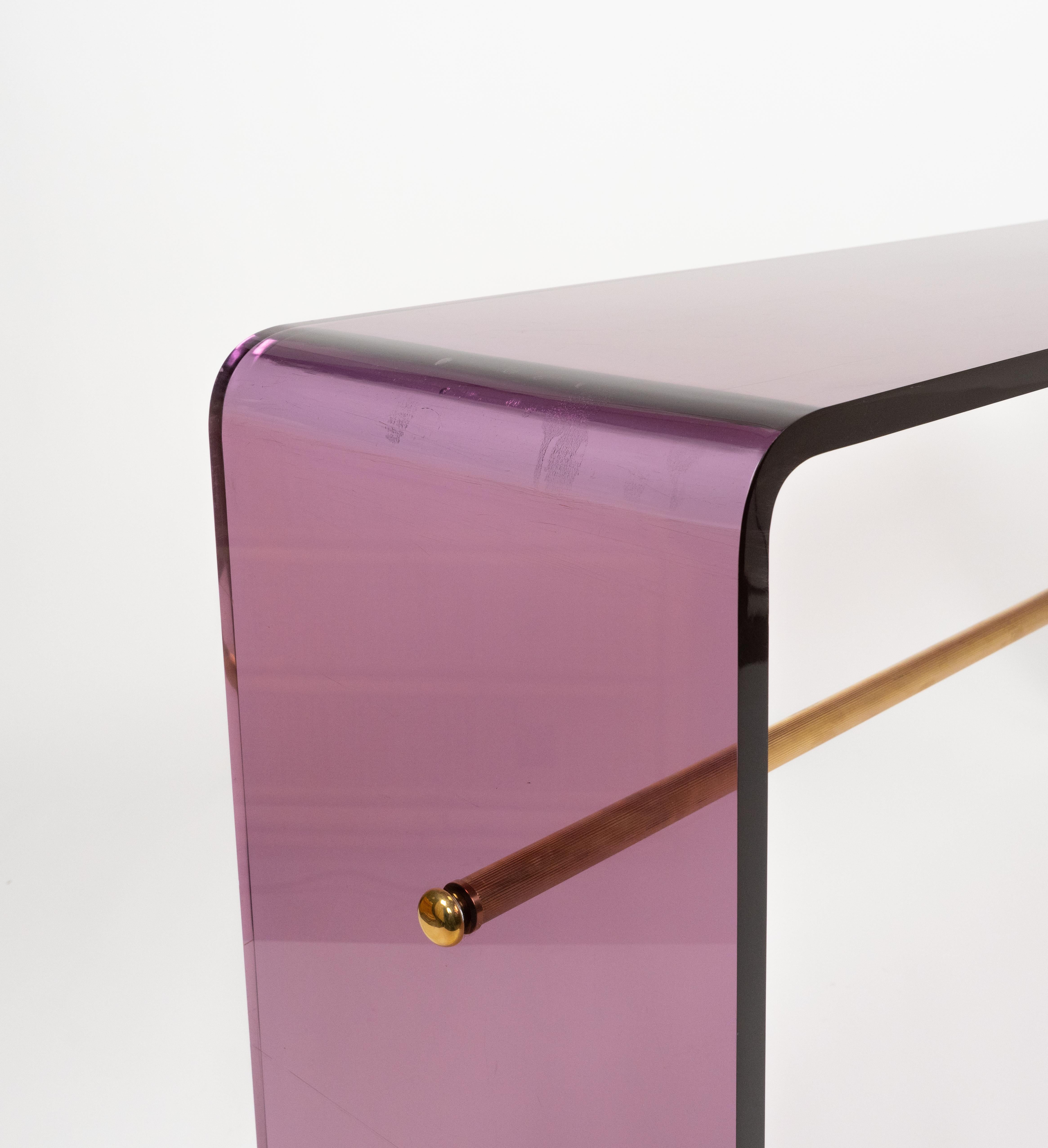 Table console en lucite mauve et laiton style Alessandro Albrizzi, Italie 1970 en vente 7