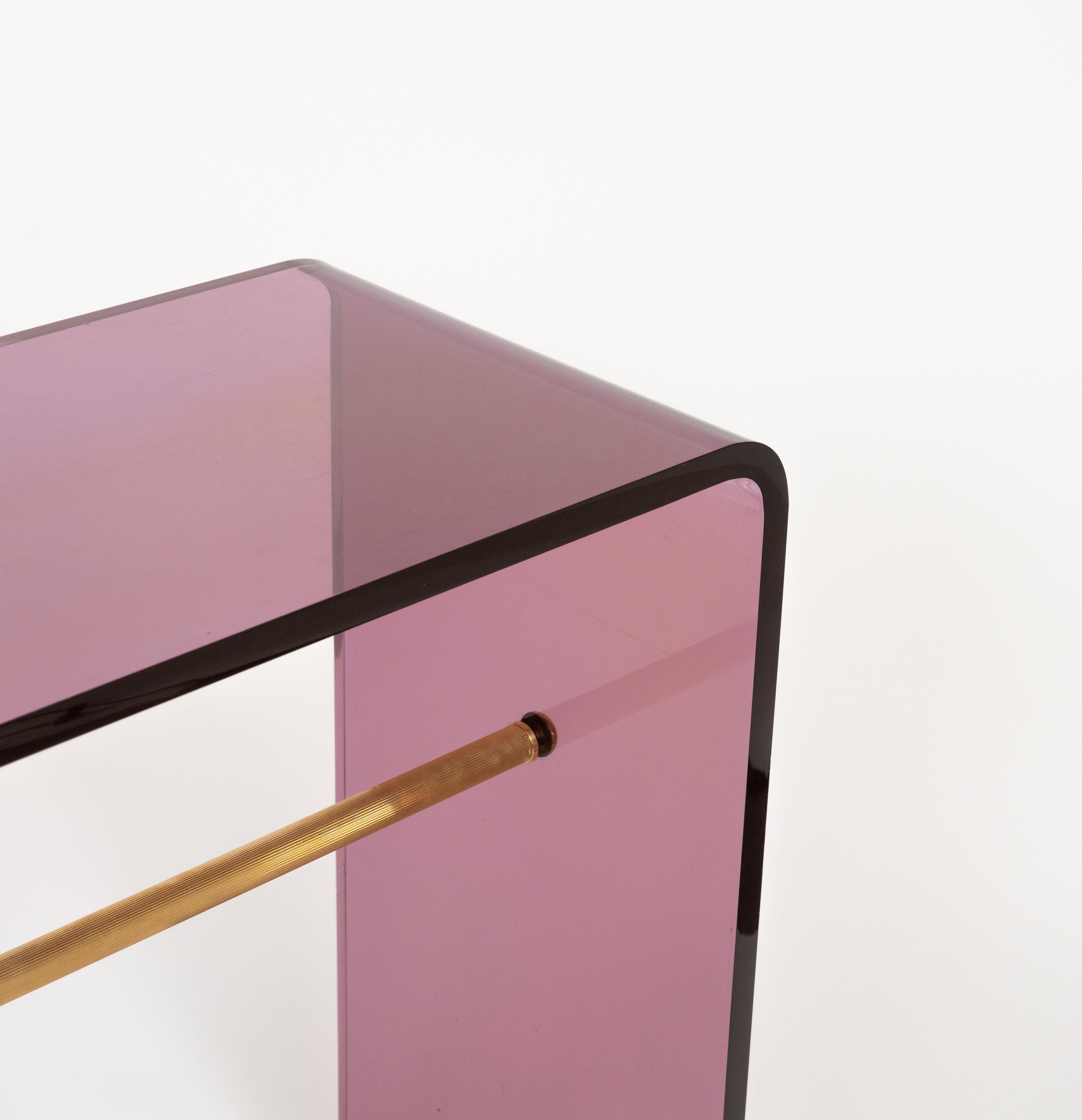 Table console en lucite mauve et laiton style Alessandro Albrizzi, Italie 1970 en vente 8