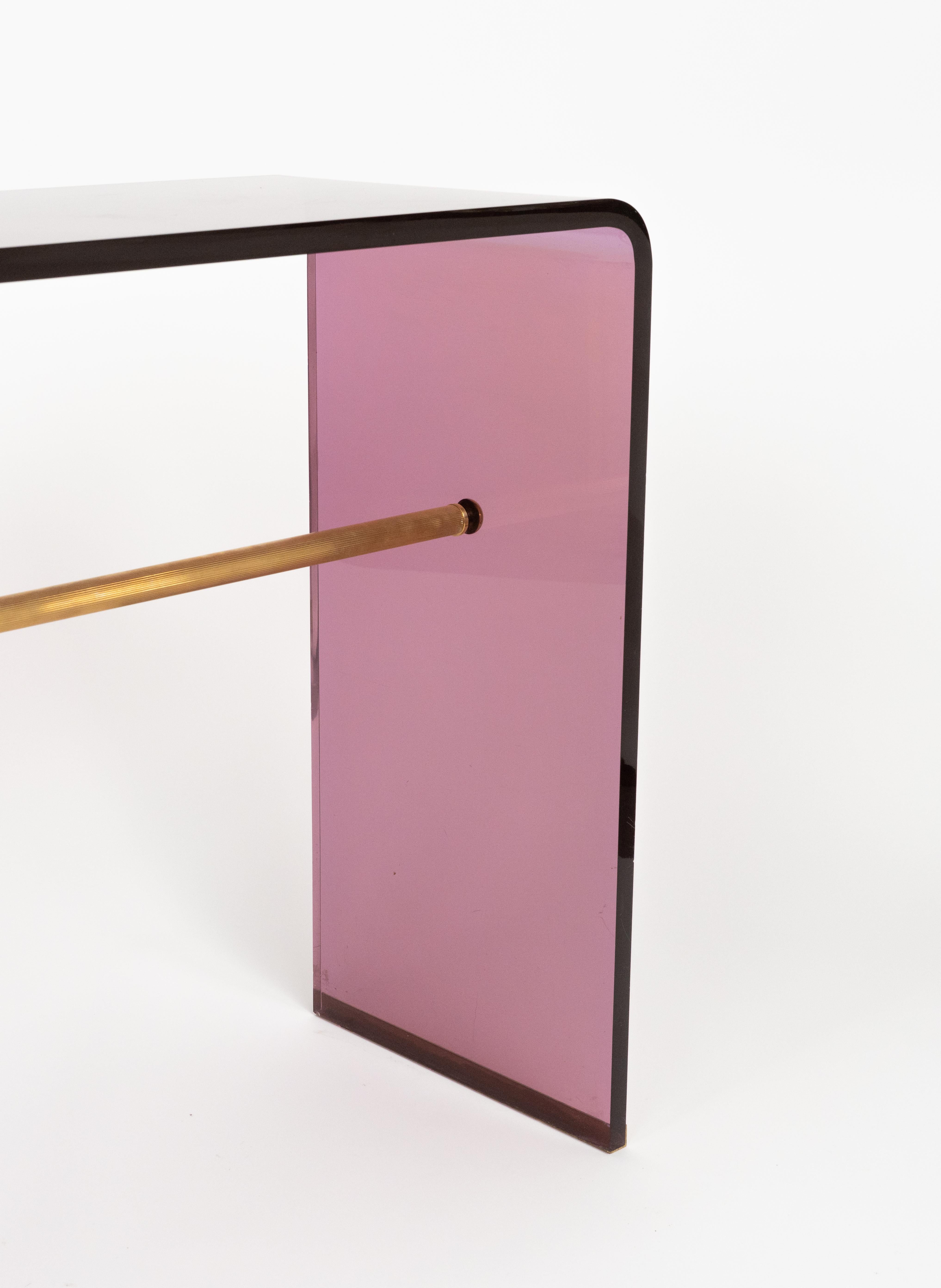 Table console en lucite mauve et laiton style Alessandro Albrizzi, Italie 1970 en vente 9