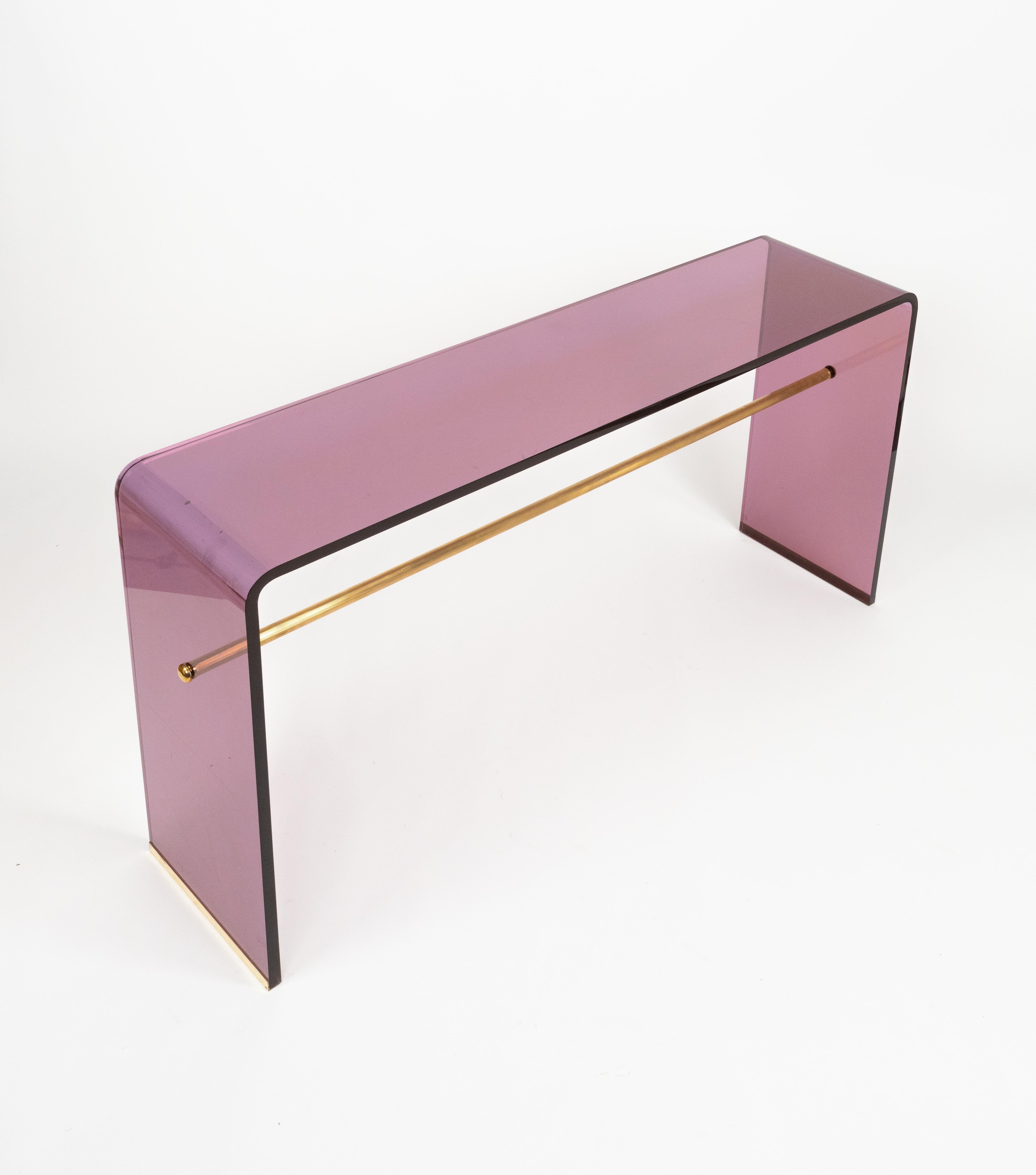 Étonnante console du milieu du siècle en lucite violette et laiton dans le style d'Alessandro Albrizzi.

Fabriqué en Italie dans les années 1970.
