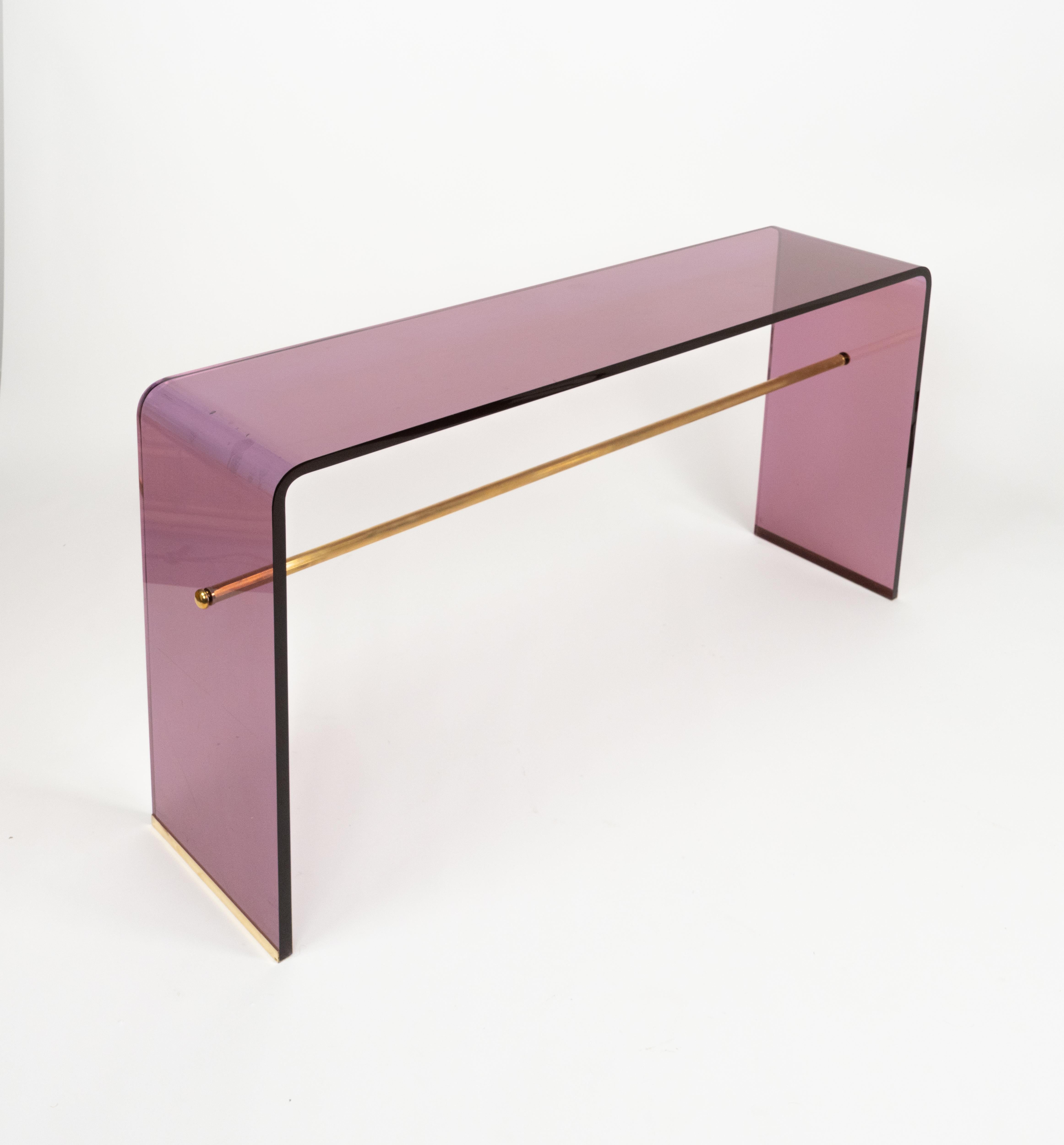 Mid-Century Modern Table console en lucite mauve et laiton style Alessandro Albrizzi, Italie 1970 en vente