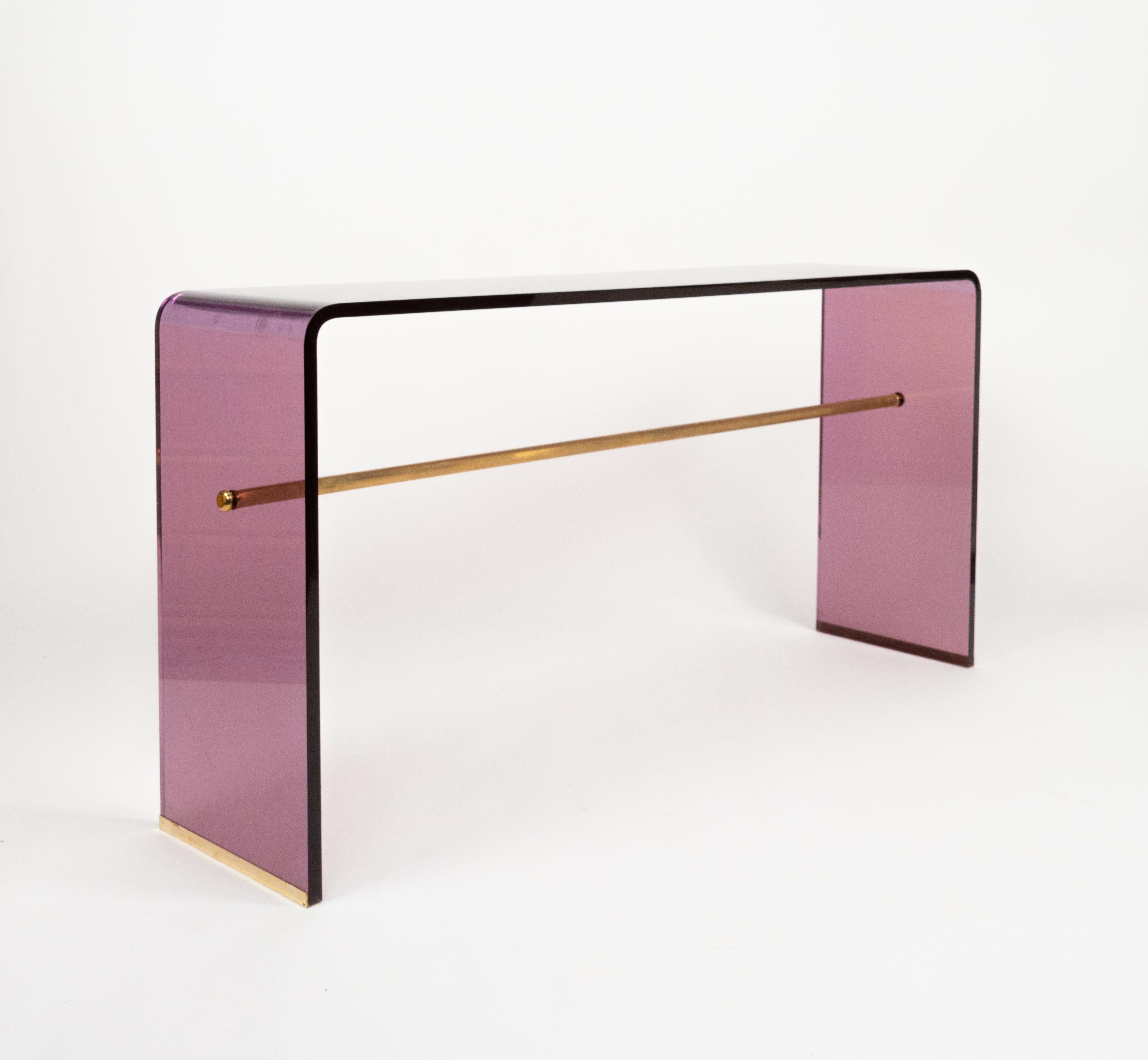 italien Table console en lucite mauve et laiton style Alessandro Albrizzi, Italie 1970 en vente