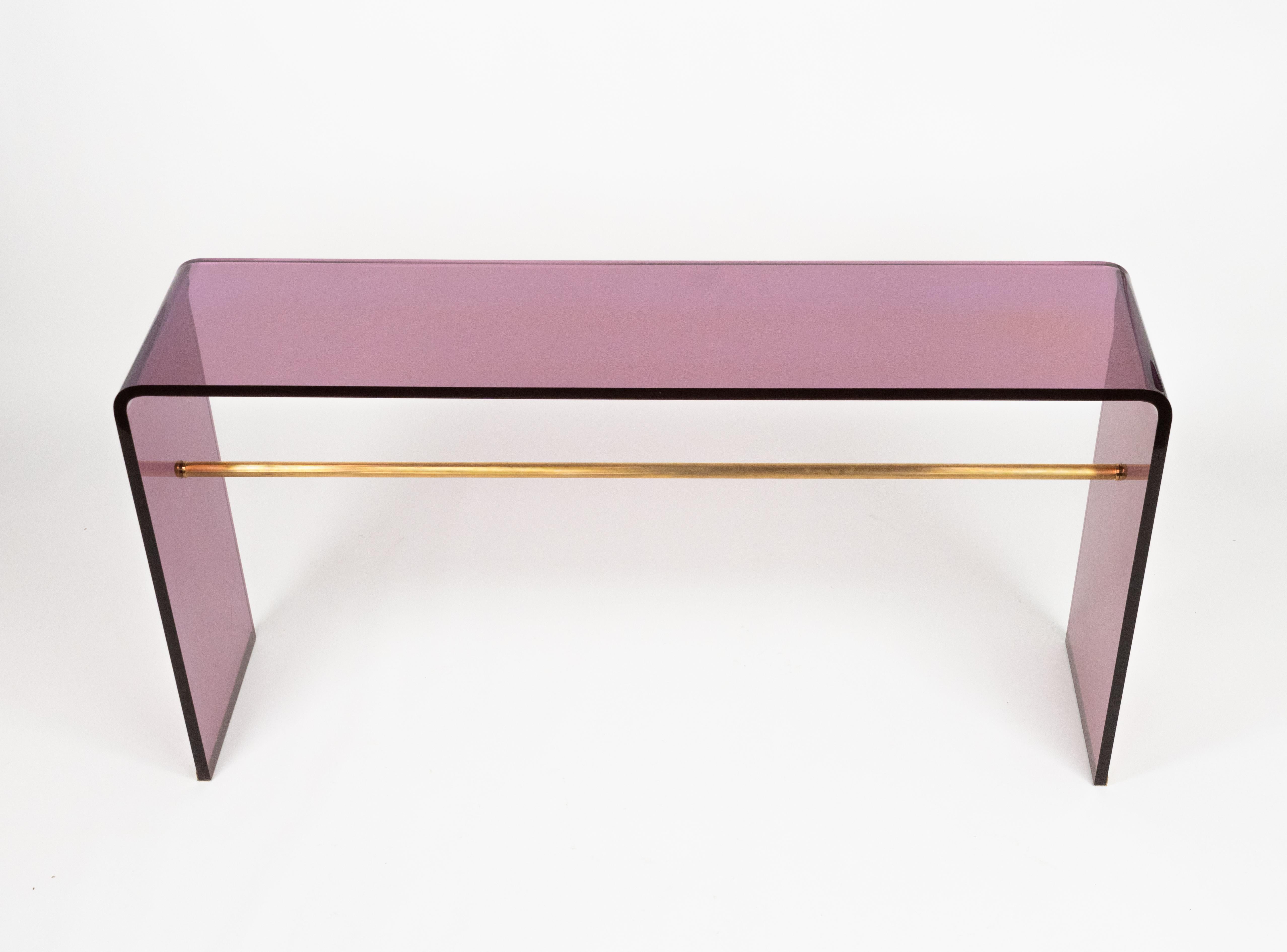 Console Table in Purple Lucite and Brass Alessandro Albrizzi Style, Italy 1970s In Good Condition For Sale In Rome, IT