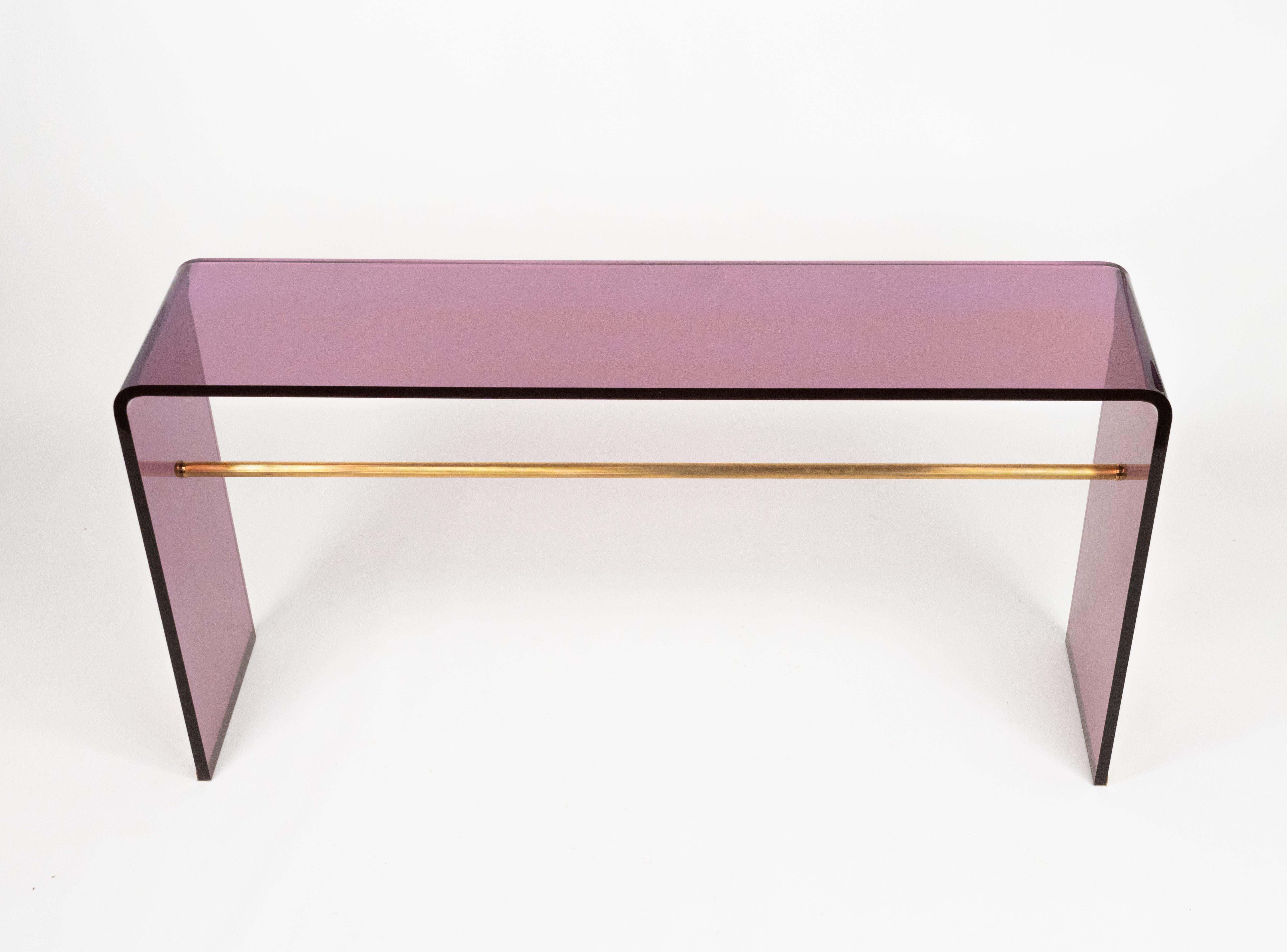 Table console en lucite mauve et laiton style Alessandro Albrizzi, Italie 1970 Bon état - En vente à Rome, IT
