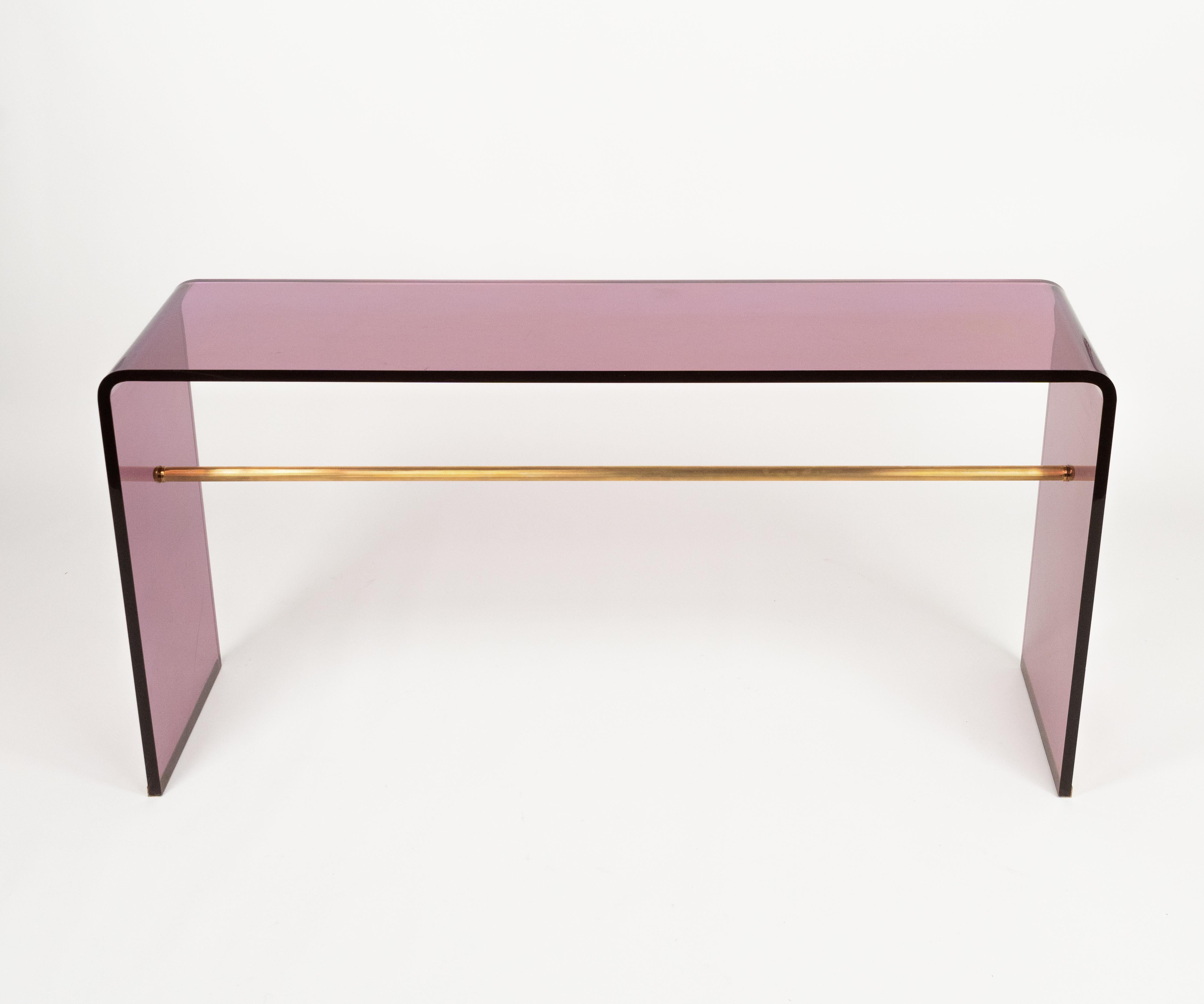 Fin du 20e siècle Table console en lucite mauve et laiton style Alessandro Albrizzi, Italie 1970 en vente