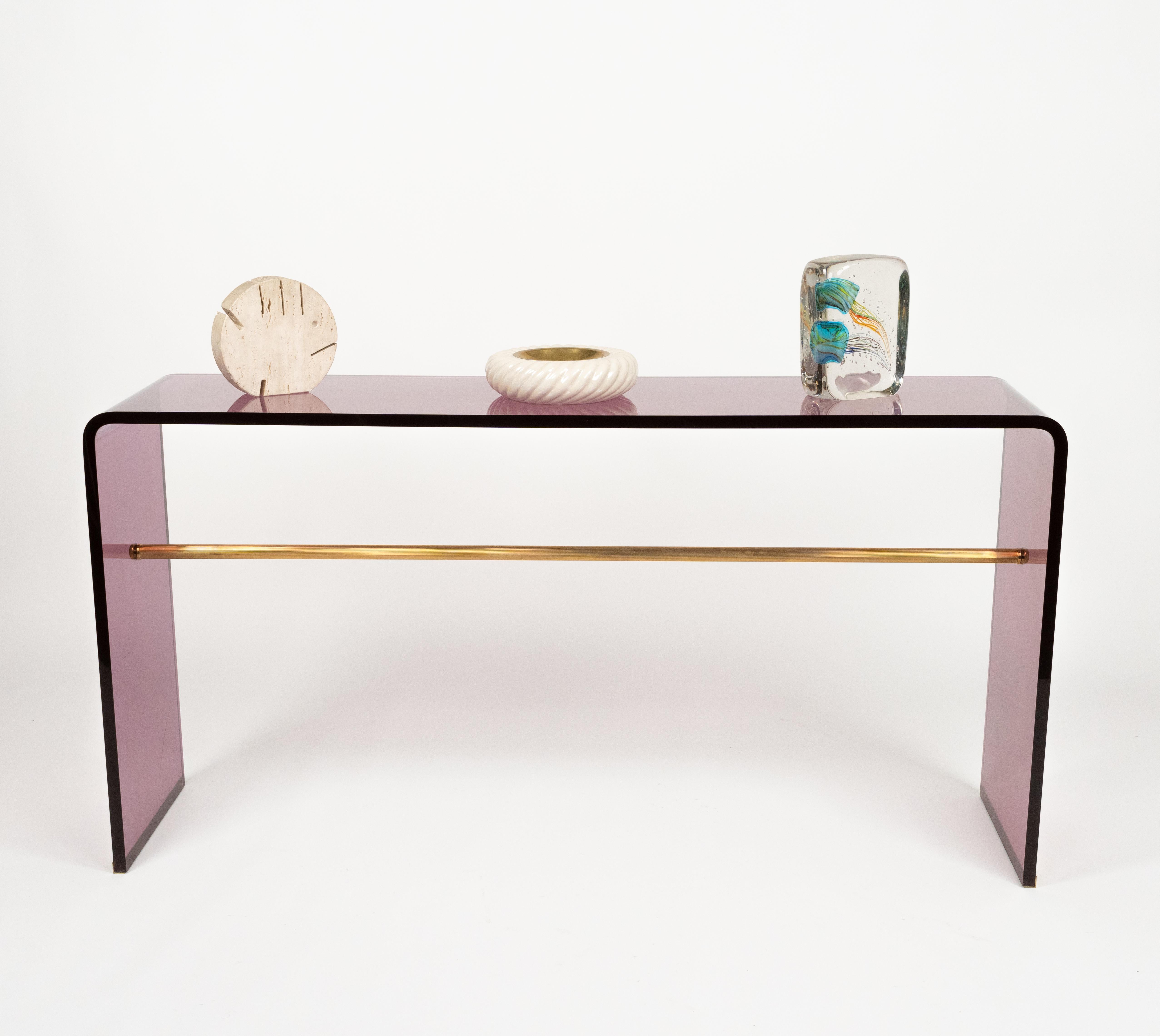 Métal Table console en lucite mauve et laiton style Alessandro Albrizzi, Italie 1970 en vente
