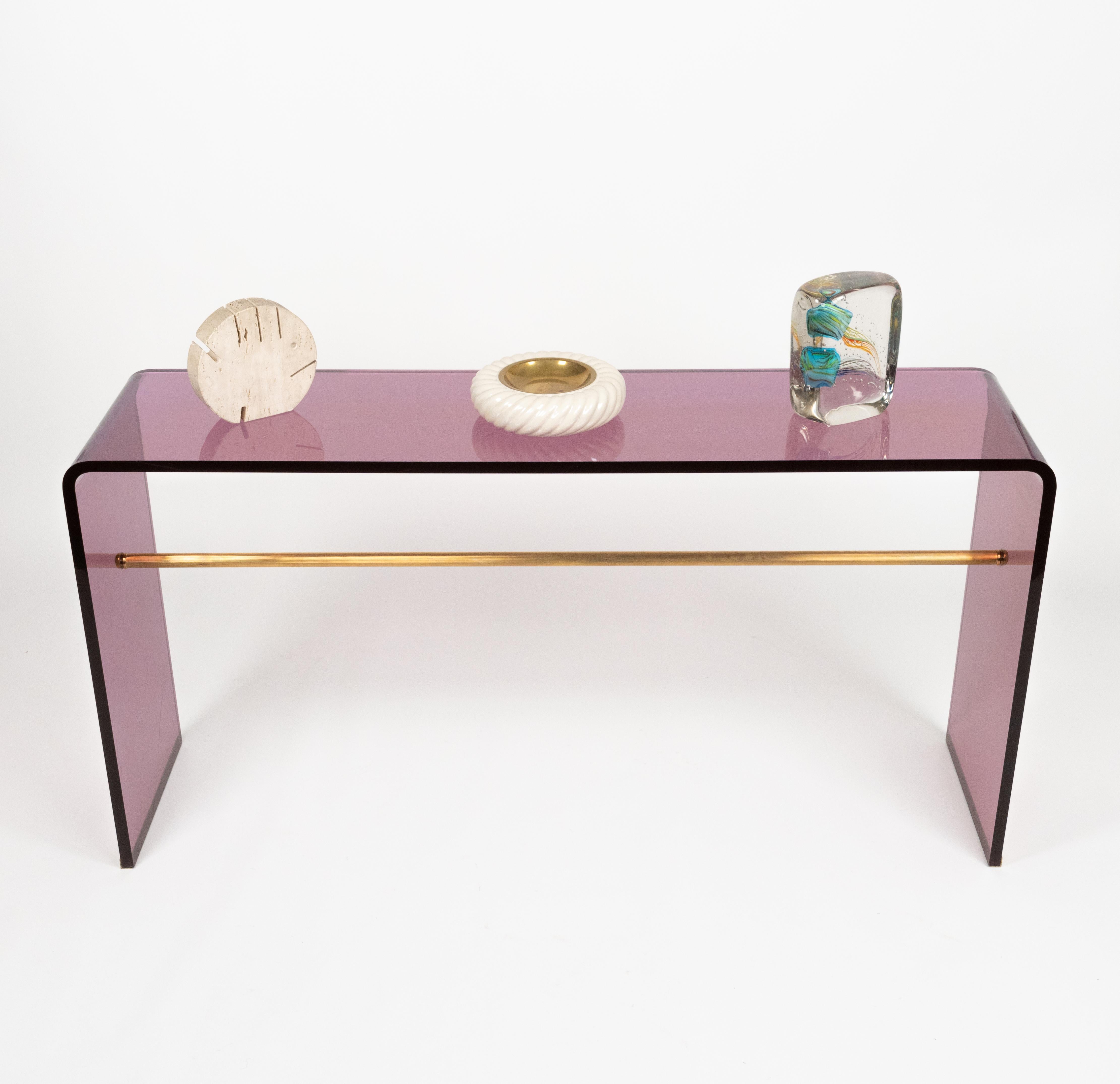 Table console en lucite mauve et laiton style Alessandro Albrizzi, Italie 1970 en vente 1