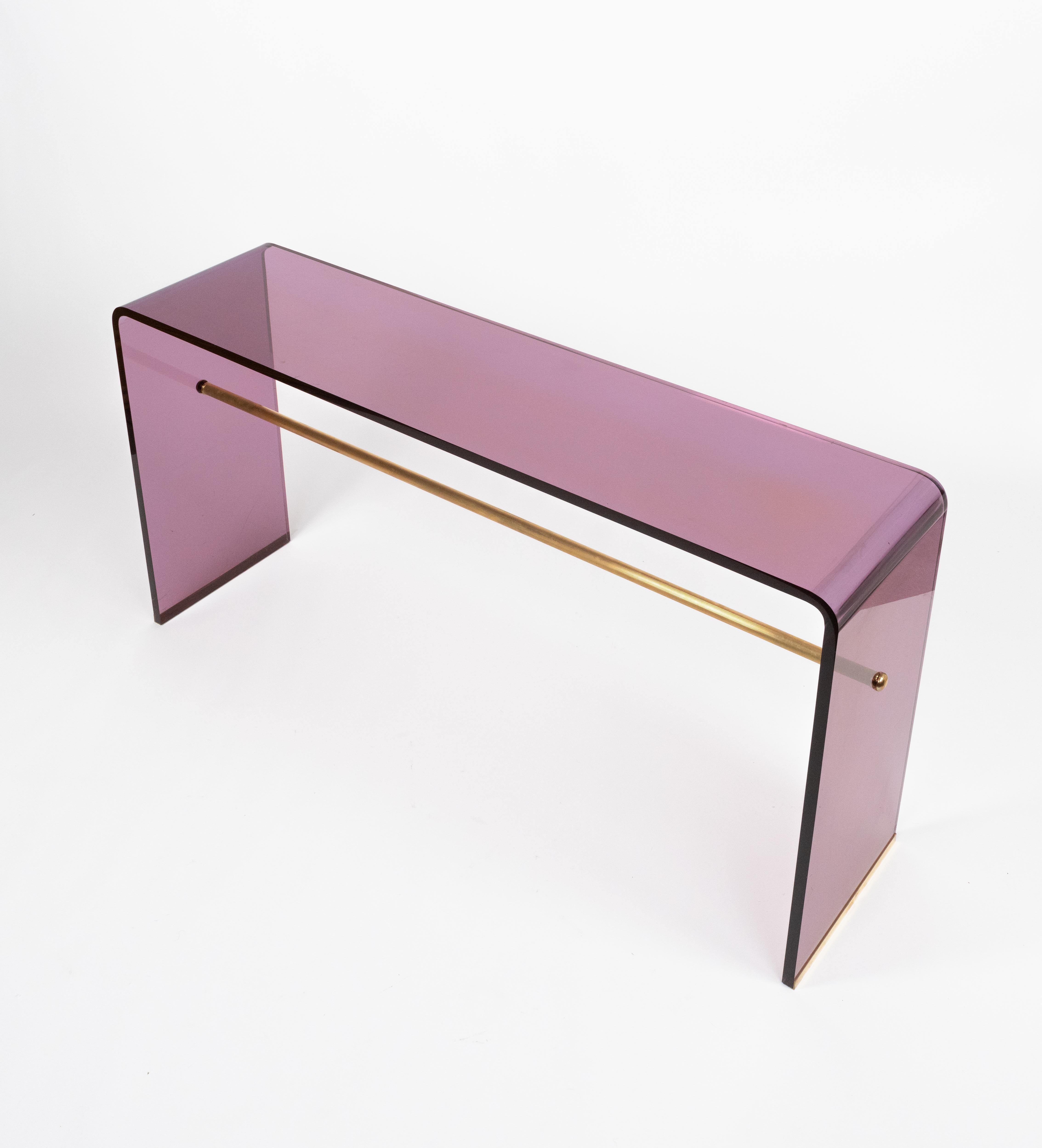Table console en lucite mauve et laiton style Alessandro Albrizzi, Italie 1970 en vente 2