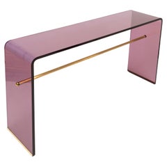 Table console en lucite mauve et laiton style Alessandro Albrizzi, Italie 1970