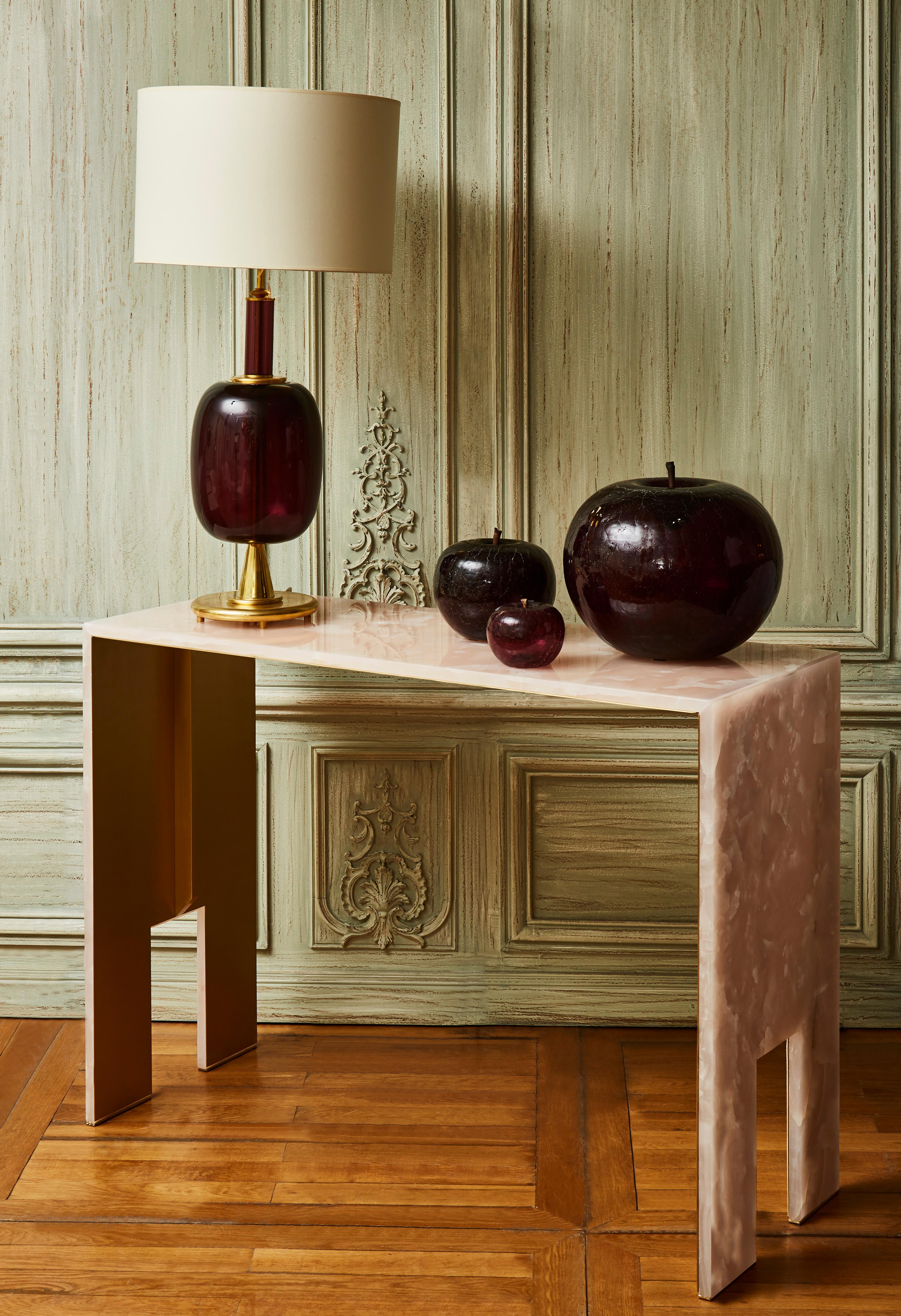 Elégante table console en onyx rose sculpté et laiton. Création par le Studio Glustin. France, 2019.
(Paire disponible).