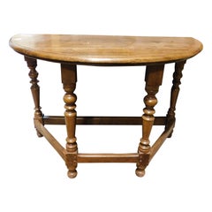 Tavolo consolle in legno di noce, gambe tornite unite da traverse, Italia
