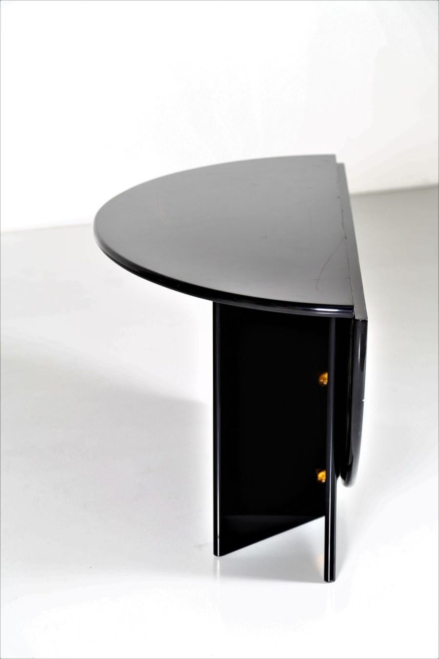 Table / Antella by Kazuhide Takahama for Simon Gavina, 1980s. The table folds in half and can be used as a console. The oval top has some signs of use. When the table is open the top has a footprint of 122 cm x 170 cm, when folded 170 cm x 61 cm.