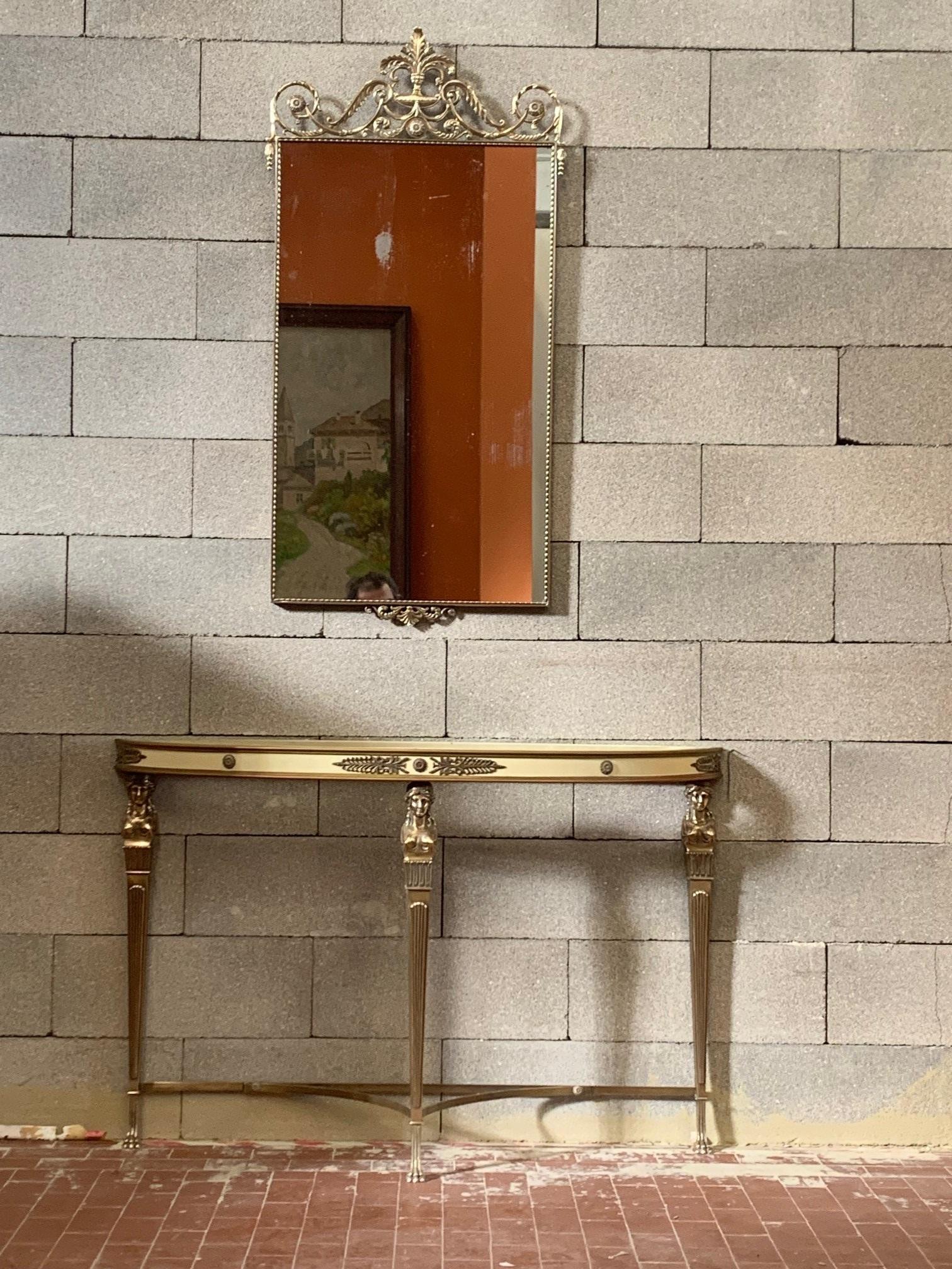 Elegant and prestigious console table with mirror, crafted in brass with a light gold finish.
A fine example of the renowned craftsmanship from Cantù, Como.
The top features a cream-yellow onyx marble, harmoniously paired with a cream-lacquered