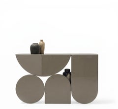Konsole „Mogg Shape Console“ von Uto Balmoral – Hochglanz RAL 7006 im Bauhaus-Stil