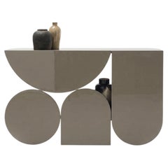 Konsole „Mogg Shape Console“ von Uto Balmoral – Hochglanz RAL 7006 im Bauhaus-Stil