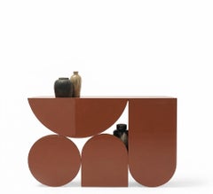 Konsole „Mogg Shape Console“ von Uto Balmoral – Hochglanz RAL 8004 im Bauhaus-Stil