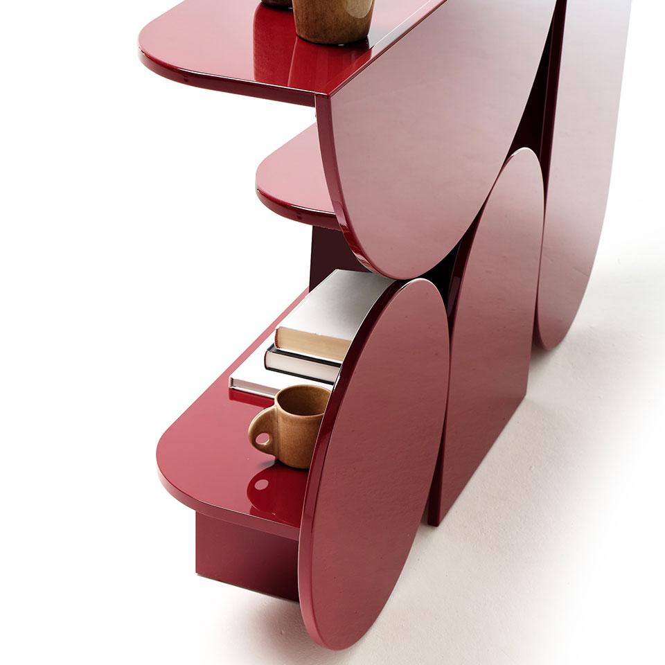 Marque : Mogg  Conception : Uto Balmoral 
Modèle : Shape Console

La console Shape se distingue par ses lignes harmonieuses et son élégance intemporelle. Fabriqué en MDF avec une finition laquée brillante, il est disponible dans une variété de