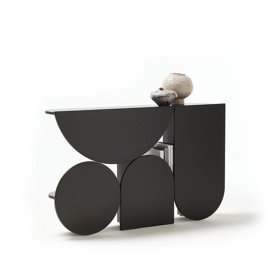 Marque : Mogg
Conception : Uto Balmoral
Modèle : Shape Console

La console Shape se distingue par ses lignes harmonieuses et son élégance intemporelle. Fabriqué en MDF avec une finition laquée mate, il est disponible dans une variété de couleurs, ce