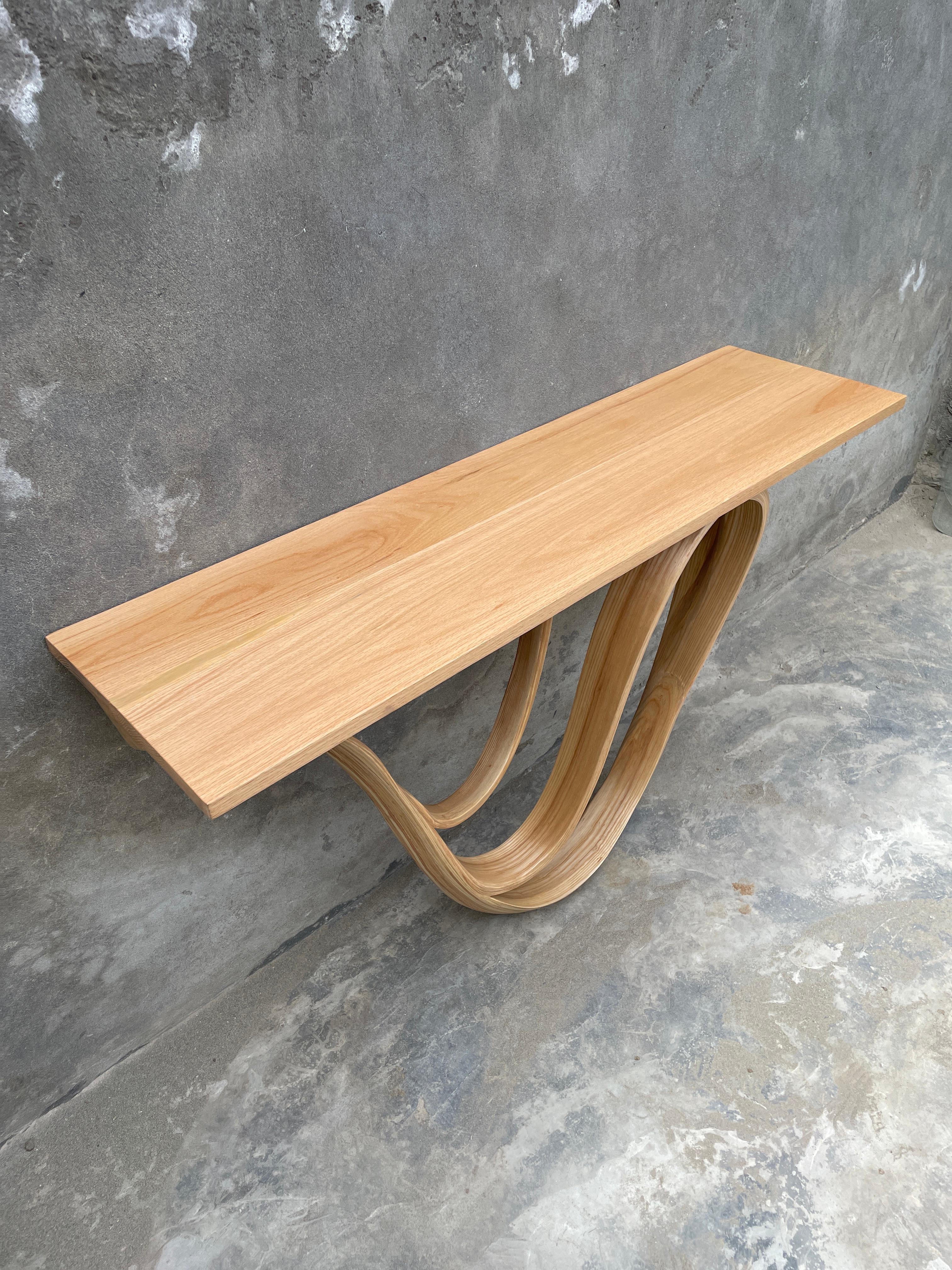Konsolentisch Nr. 5 – Fluentum-Serie – Konsolentisch aus Massivholz (Asiatisch) im Angebot