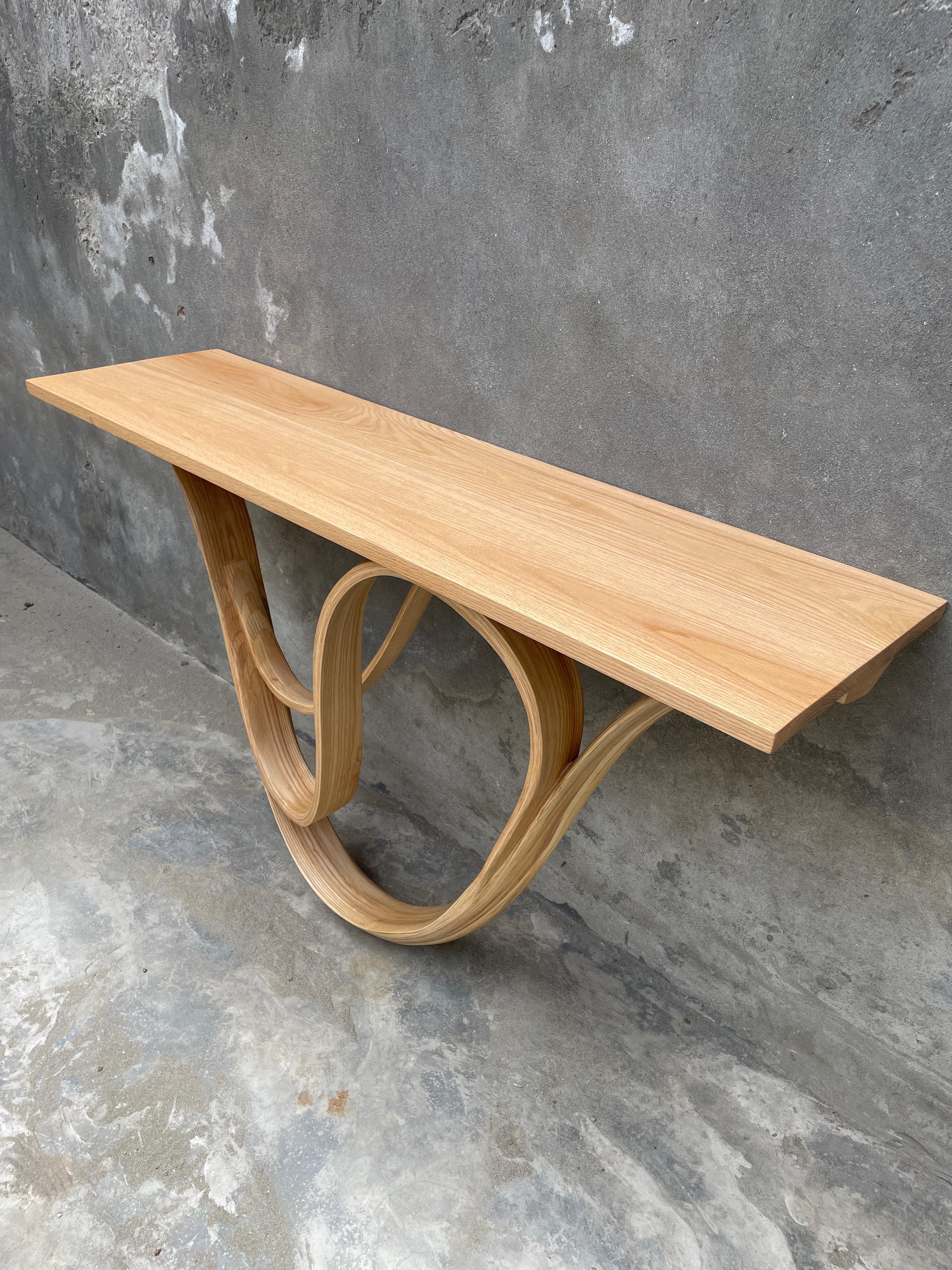Konsolentisch Nr. 5 – Fluentum-Serie – Konsolentisch aus Massivholz (Holzarbeit) im Angebot