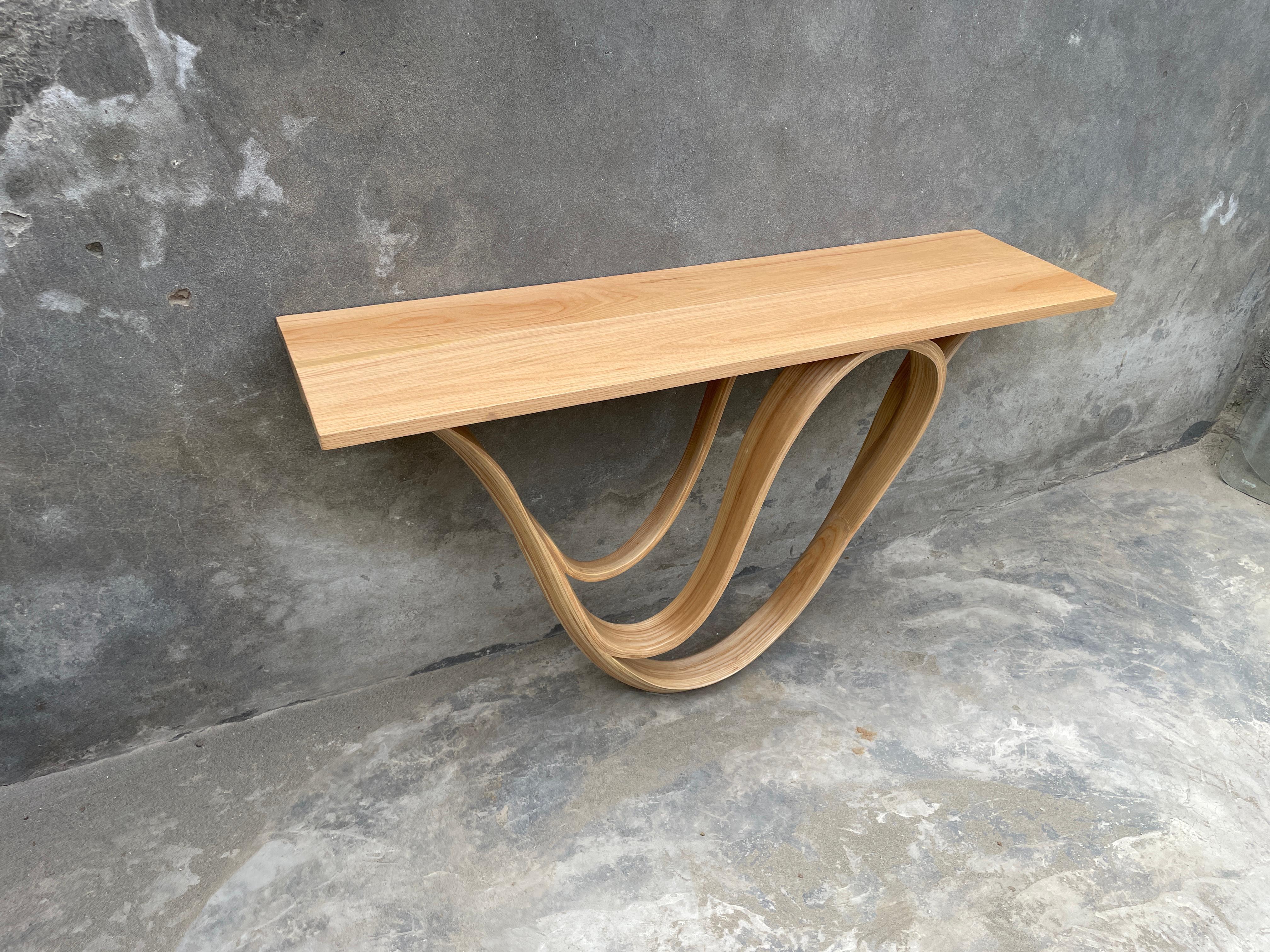 Konsolentisch Nr. 5 – Fluentum-Serie – Konsolentisch aus Massivholz (Asche) im Angebot