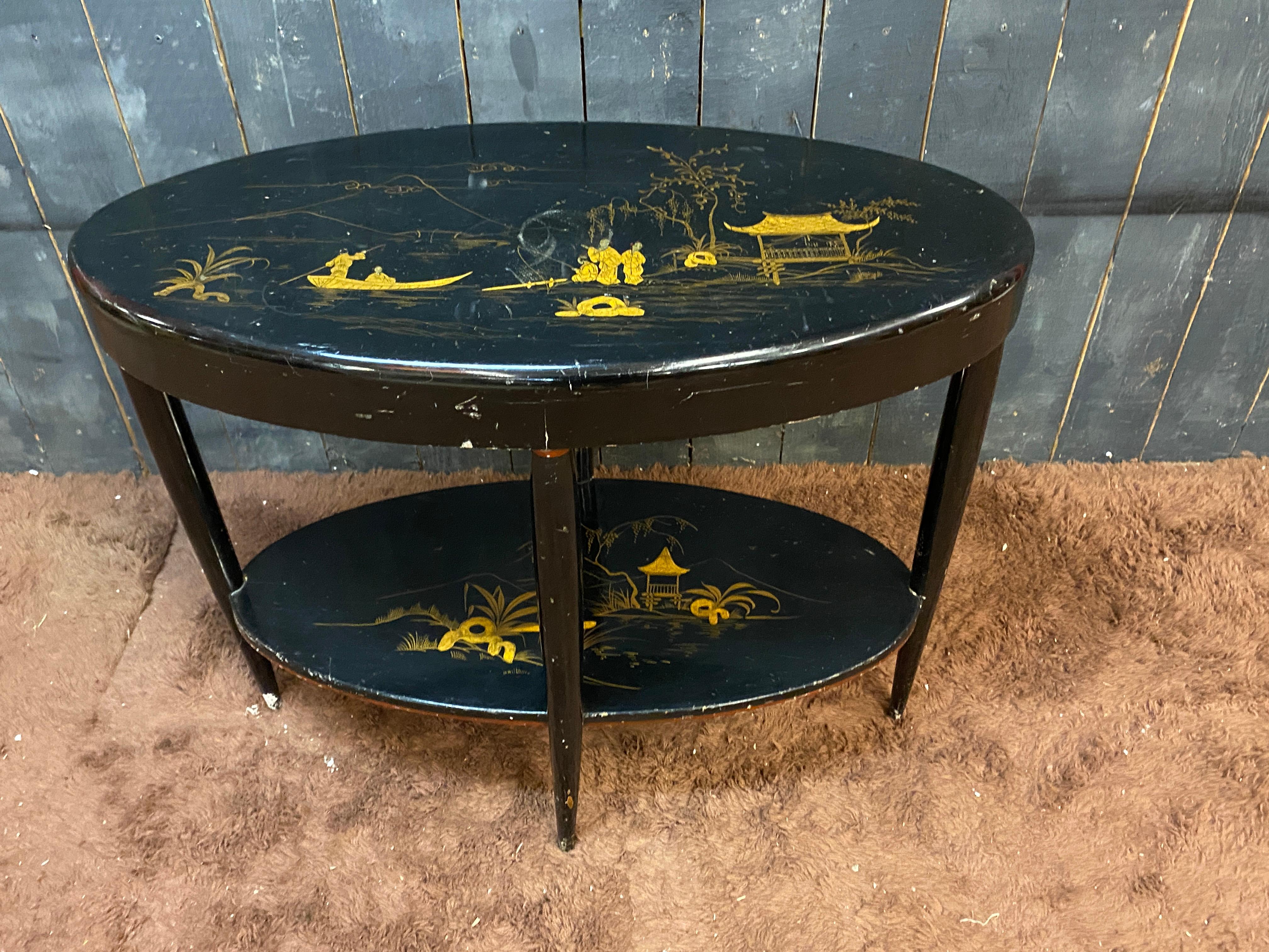 Konsolentisch oder hoher Sockeltisch aus schwarz und goldfarben lackiertem Holz, mit chinesischem Dekor, um 1930
Fehlende Farbe und Flecken auf der Oberseite