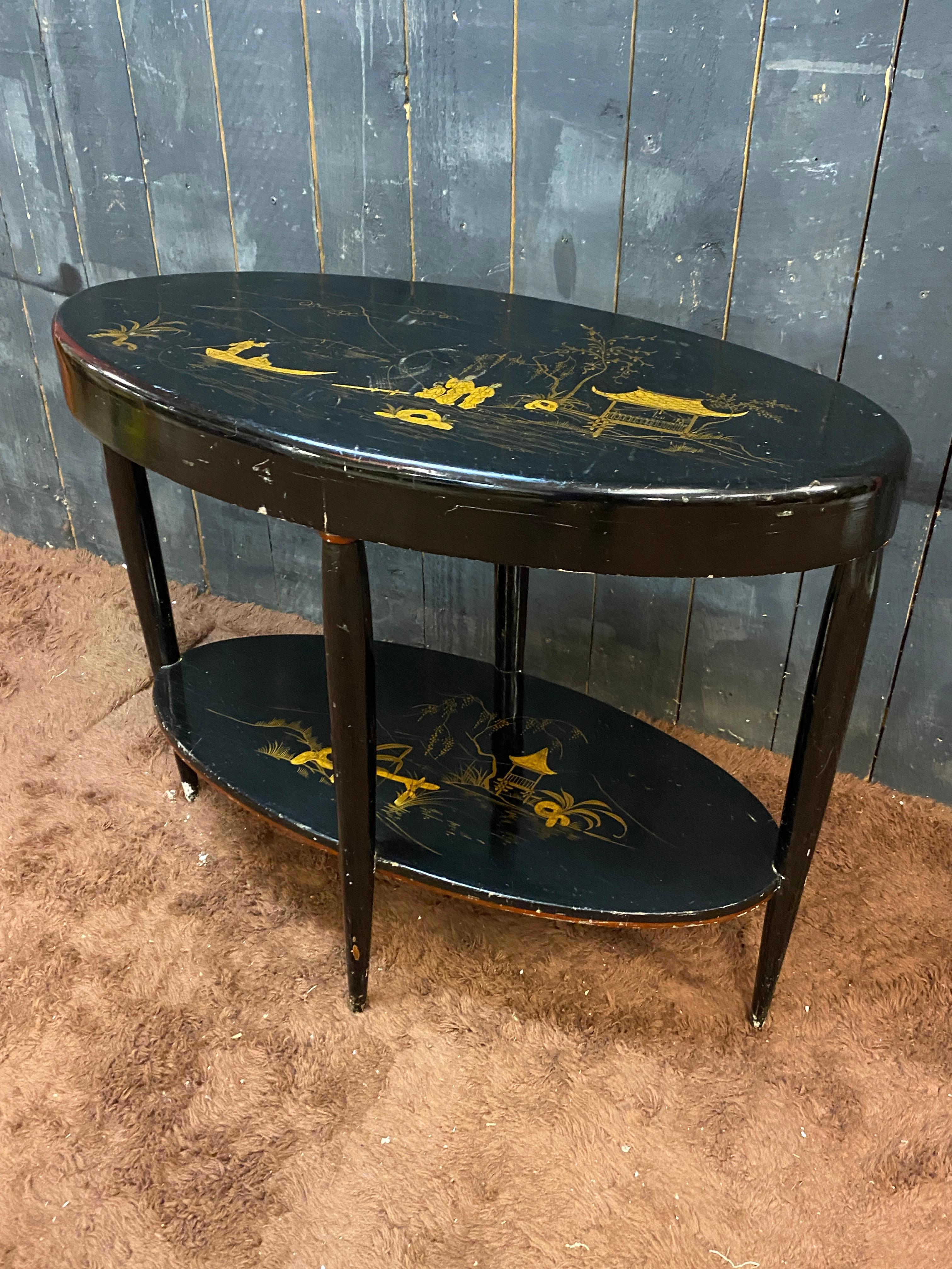 Chinoiserie Console table or high gueridon  in black and gold lacquered wood circa 1930 For Sale