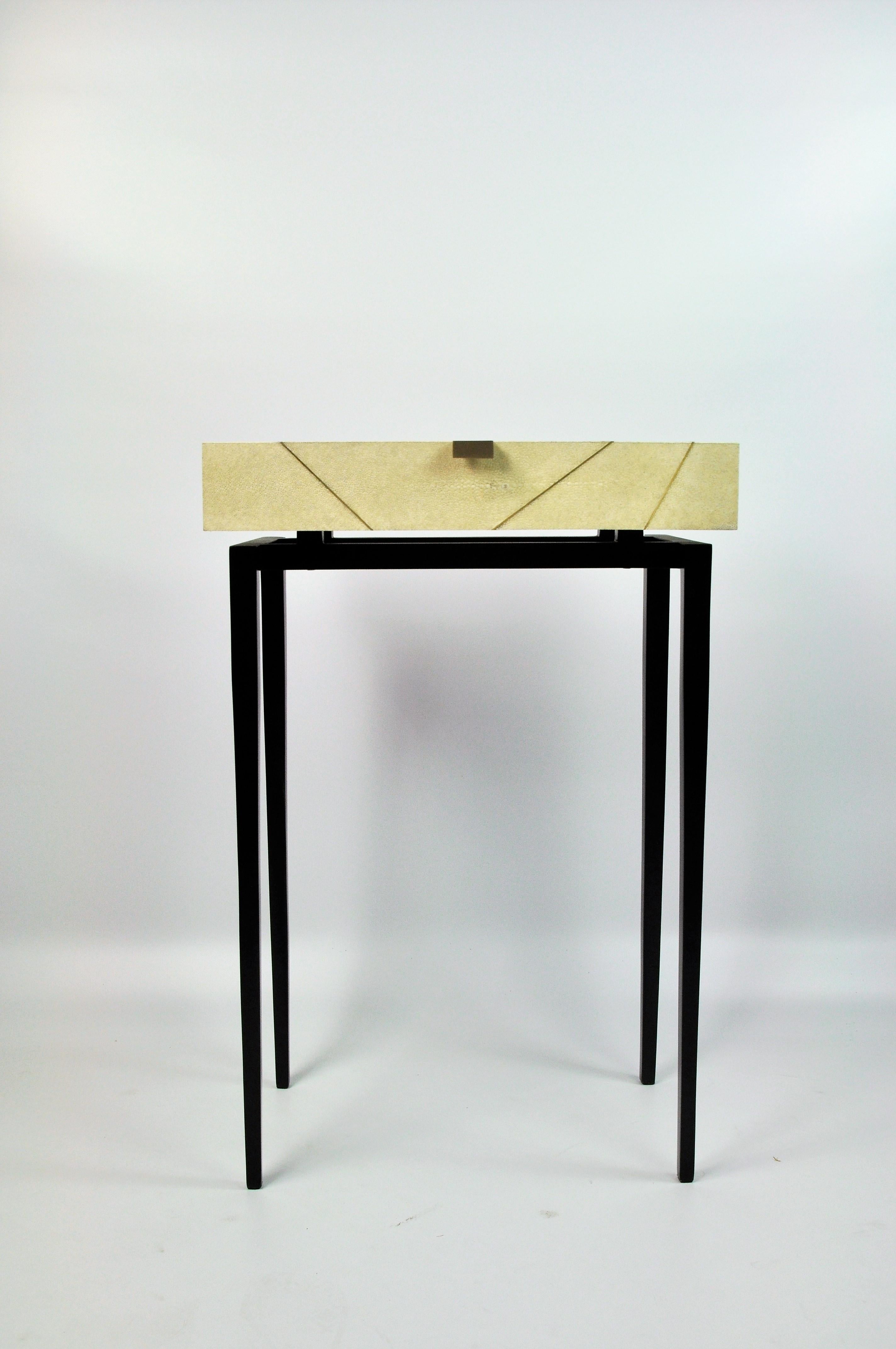Table console RADIUS « 2 tiroirs » en galuchat véritable et laiton de Ginger Brown Neuf - En vente à Bourguebus, FR