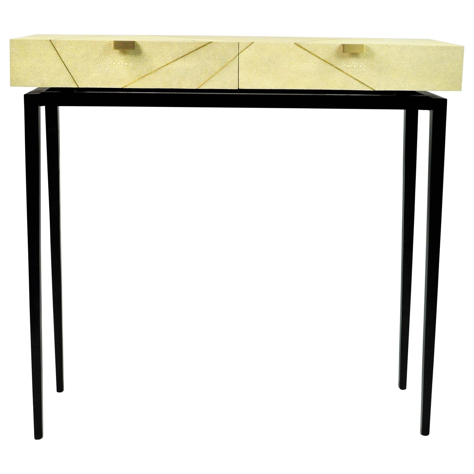 Table console RADIUS « 2 tiroirs » en galuchat véritable et laiton de Ginger Brown en vente