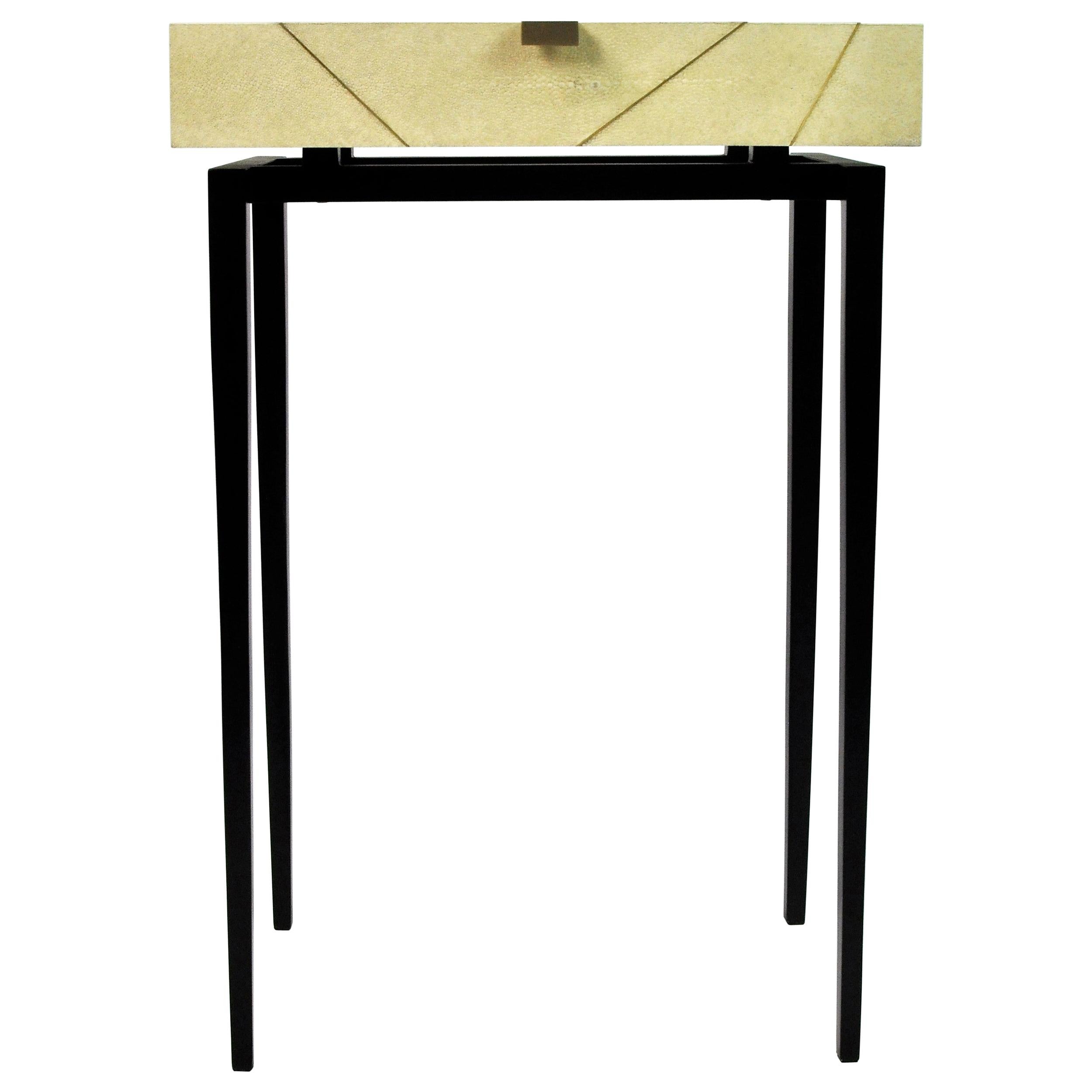 The console table RADIUS is made of shagreen with brass trims.
It has one thin drawer and the legs are in satin black painted metal feet.
This piece will settle very well in your entrance or your living room. The small dimensions make it very