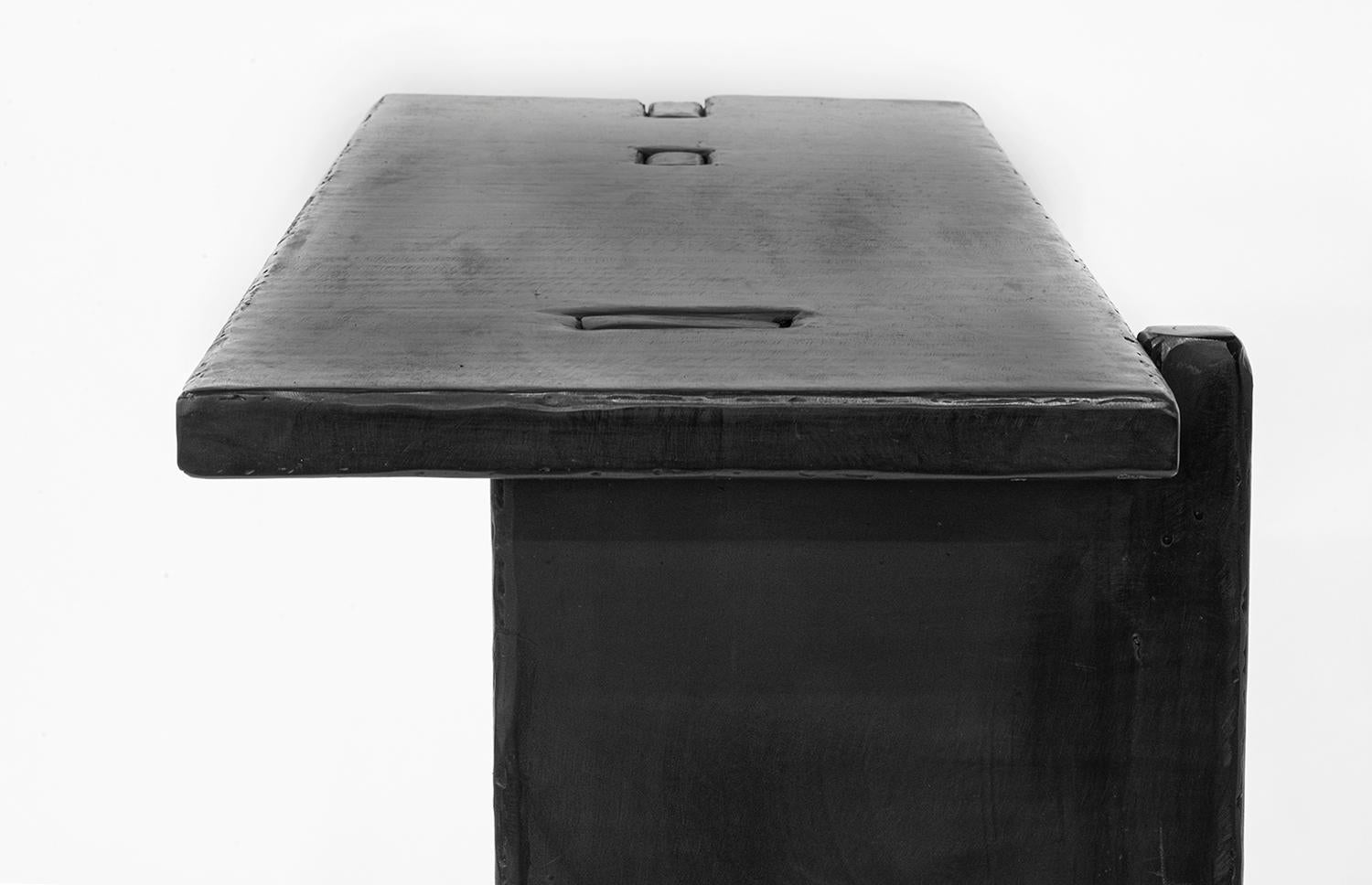 Moderne Table console unique en acier ciré organique noir organique moderne/contemporain en vente