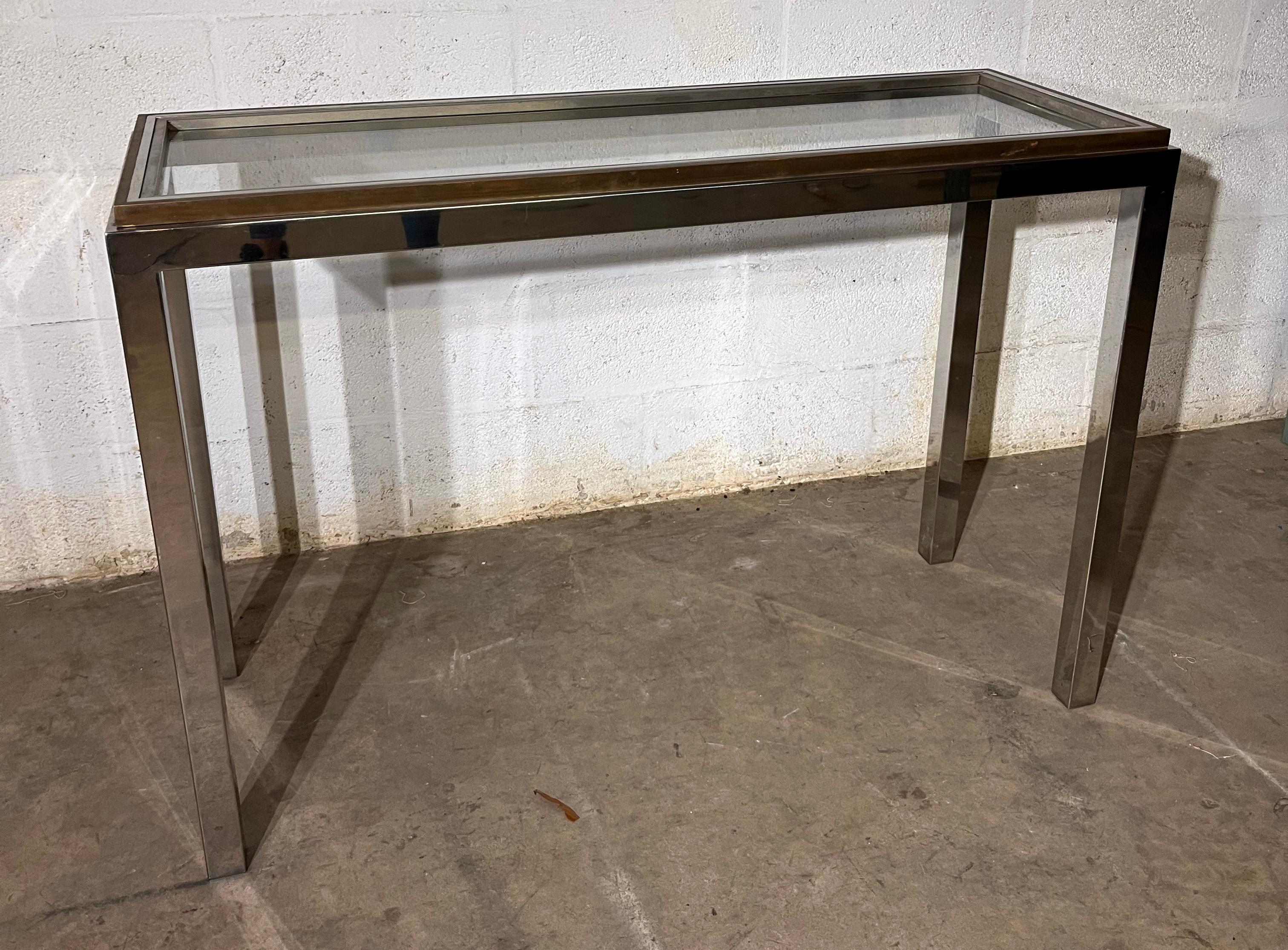 Mid century modern style in Chrome and brass this Console Table can go anywhere and could easily be mixed with any other style of decoration .
Sober lines  and perfect proportions.
