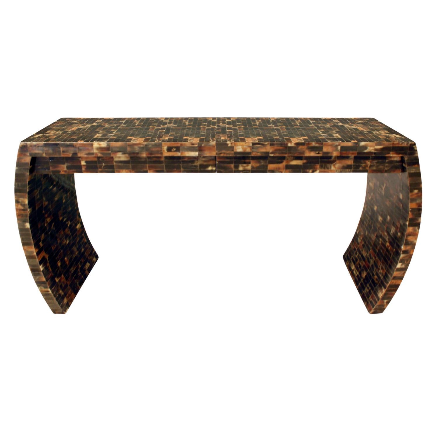Console table in tessellated horn with curved sides and 2 drawers, made in Colombia, 1970s.