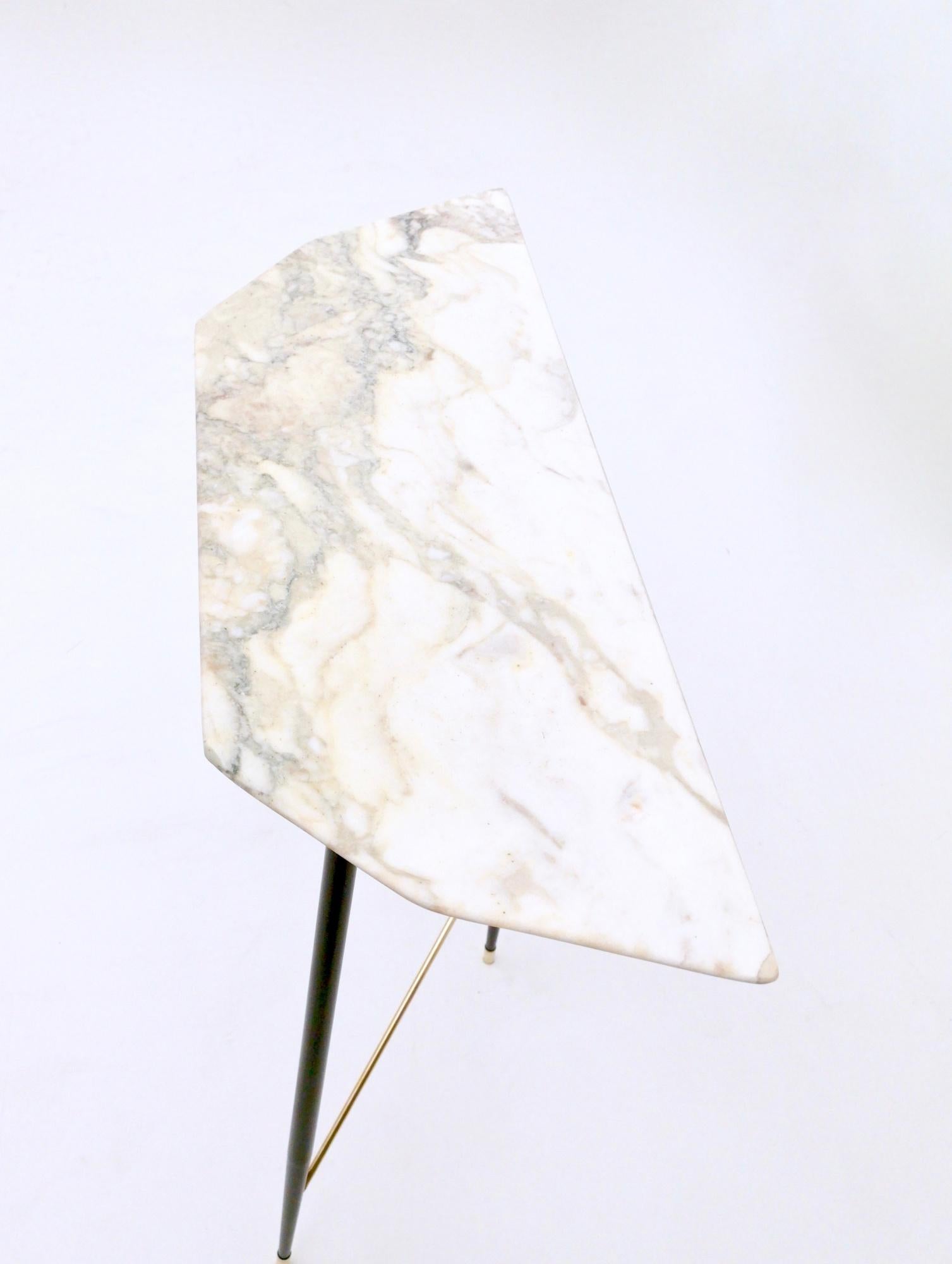 Konsolentisch mit einer Platte aus Demilune-Carrara-Marmor:: Italien:: 1950er Jahre (Mitte des 20. Jahrhunderts)
