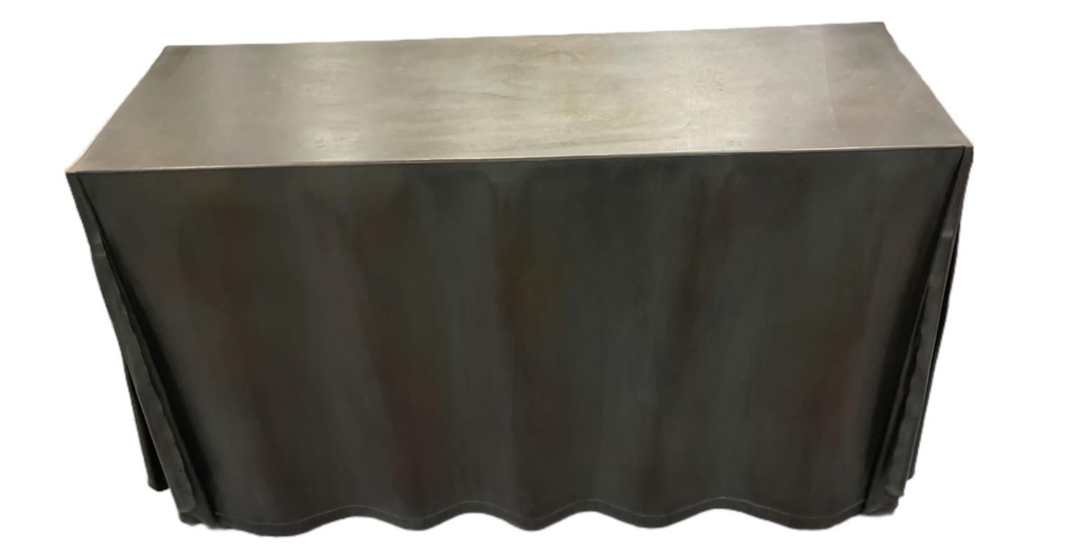 Table console en acier galvanisé avec une finition bronze drapée sur le dessus pour ressembler à du tissu. Il est étiqueté avec 
