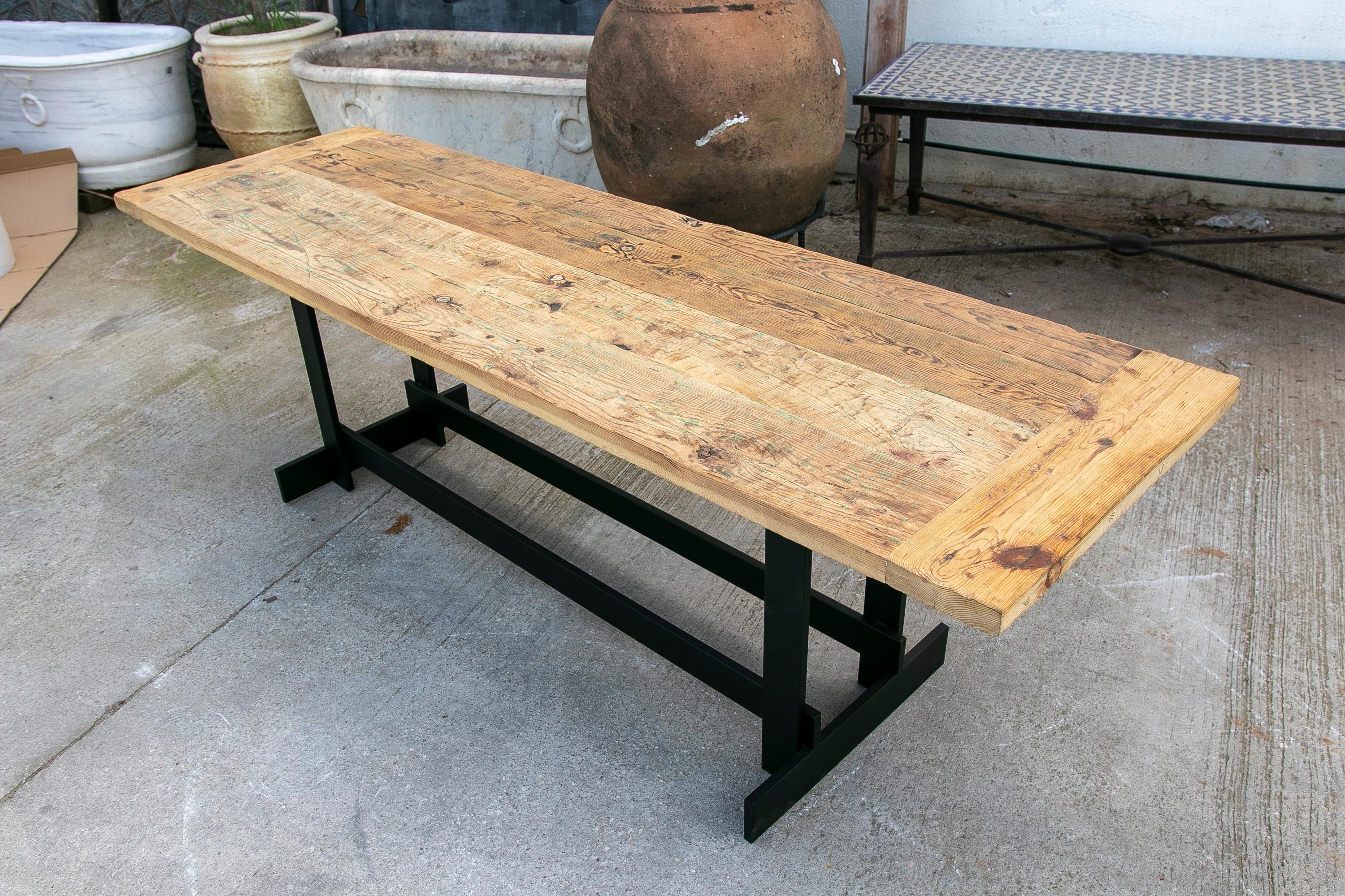 Table console avec base en fer et plateau en bois rustique Bon état - En vente à Marbella, ES