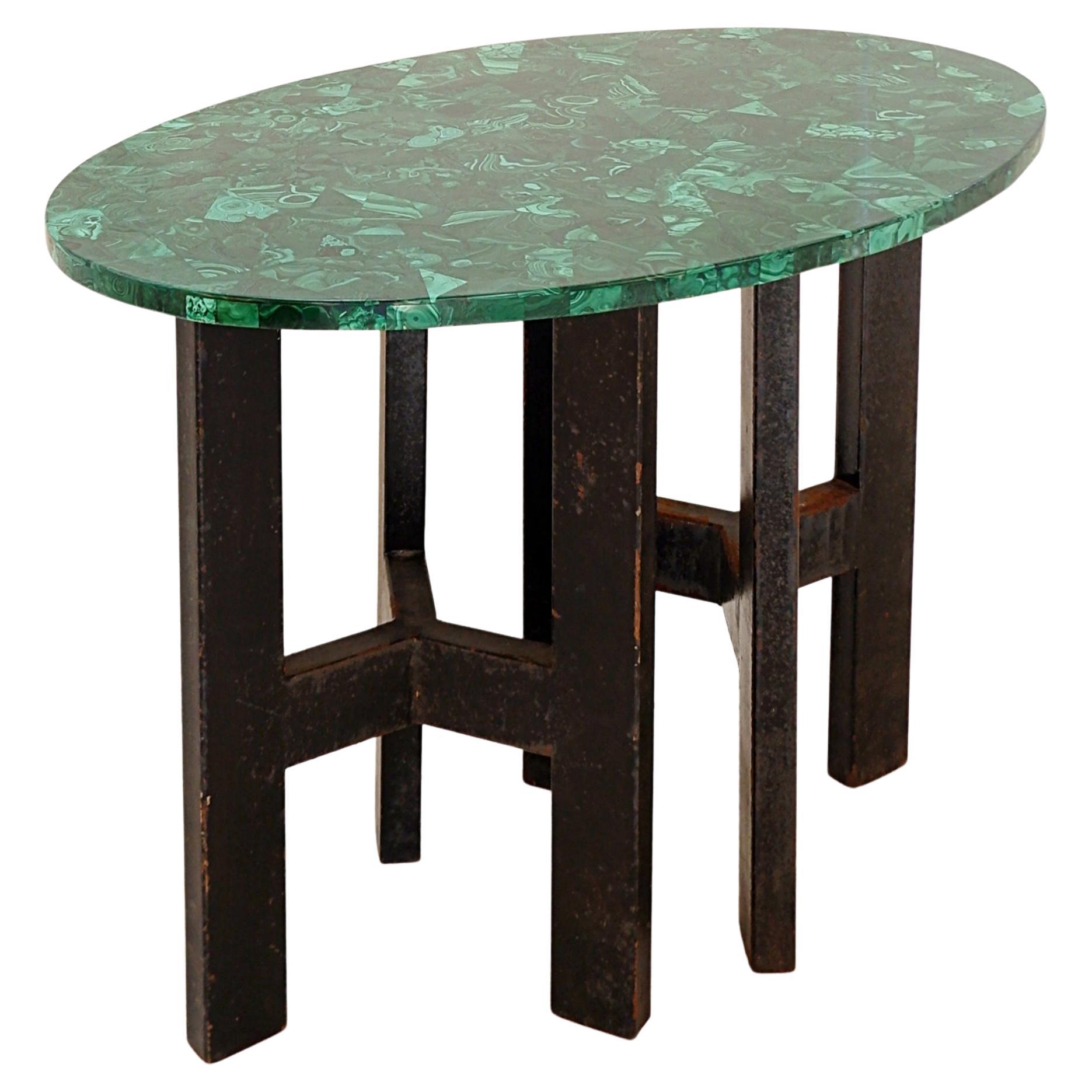 Mesa consola con tablero de malaquita sobre doble base trípode de metal negro