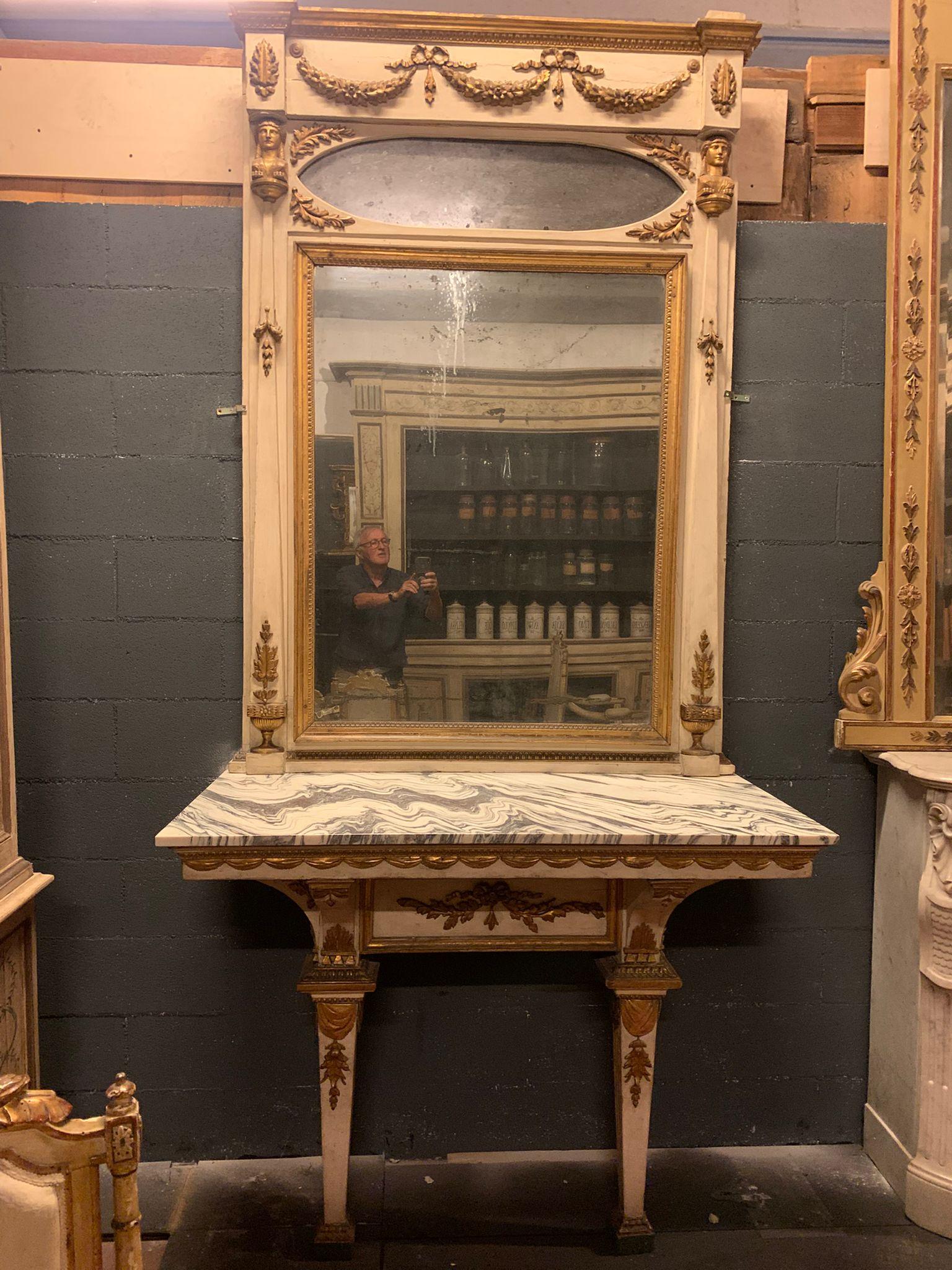 Mesa consola con espejo de estilo neoclásico, lacada y dorada, italia siglo XX en venta