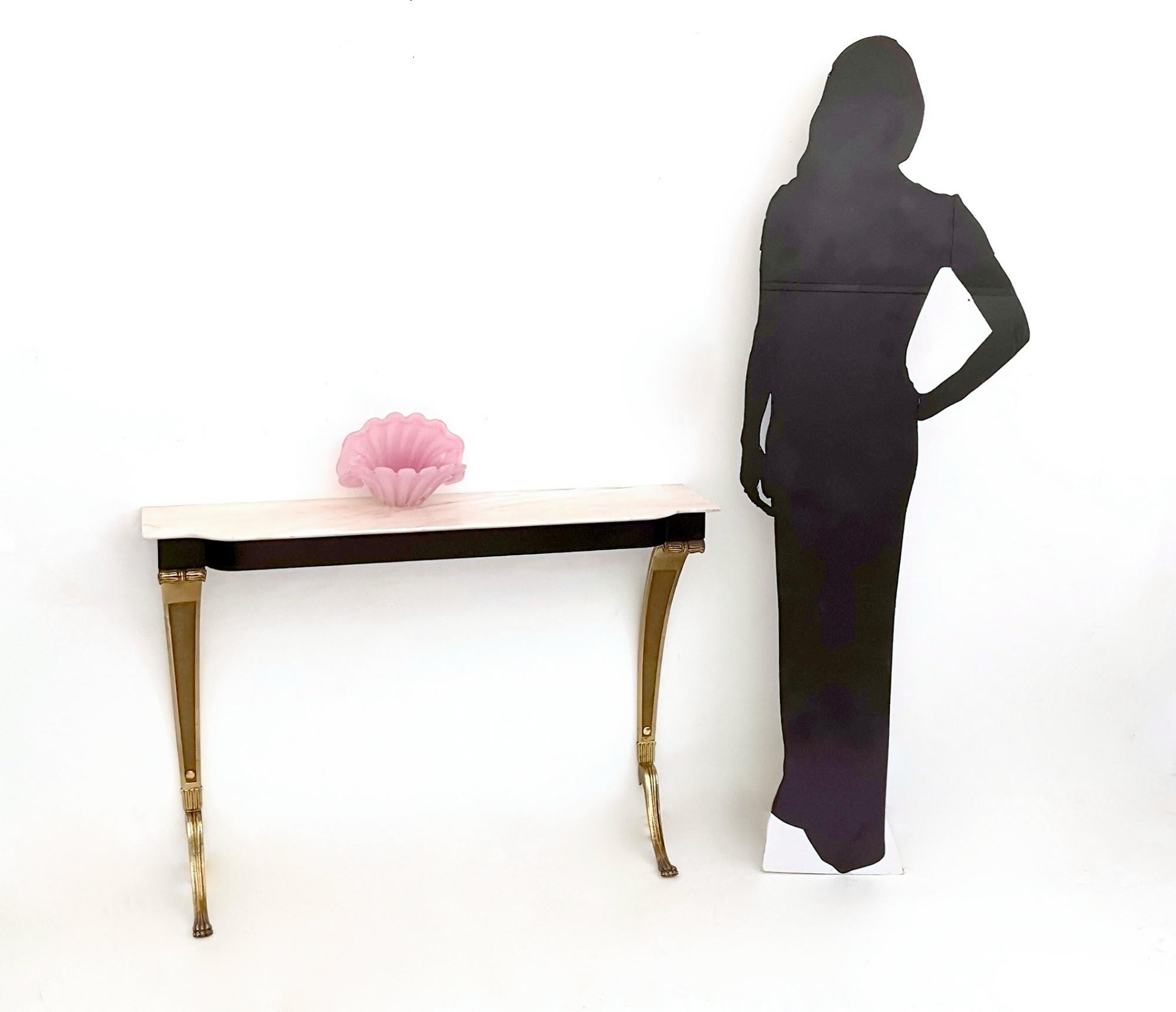The black part is in wood, which has been polished with shellac.
It features a Portuguese pink marble top and cast bronze legs.
It may show slight traces of use since it's vintage, but it can be considered as in excellent original condition and