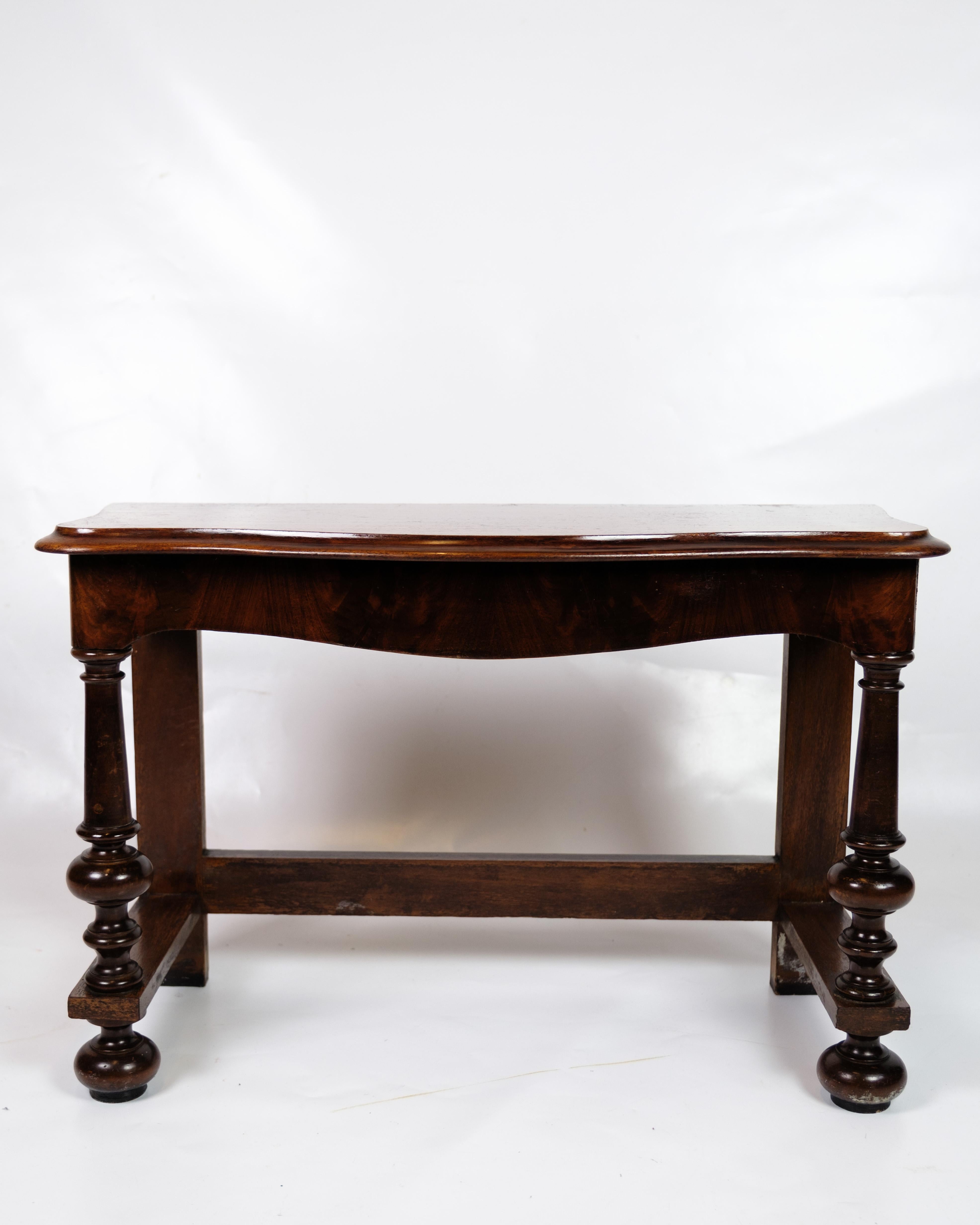 Console table or hall table from the 1920s, made of mahogany with round, elegantly turned legs. The table's slim design makes it ideal as a functional piece of furniture in the hall or as a console table in the living room. The warm color of the