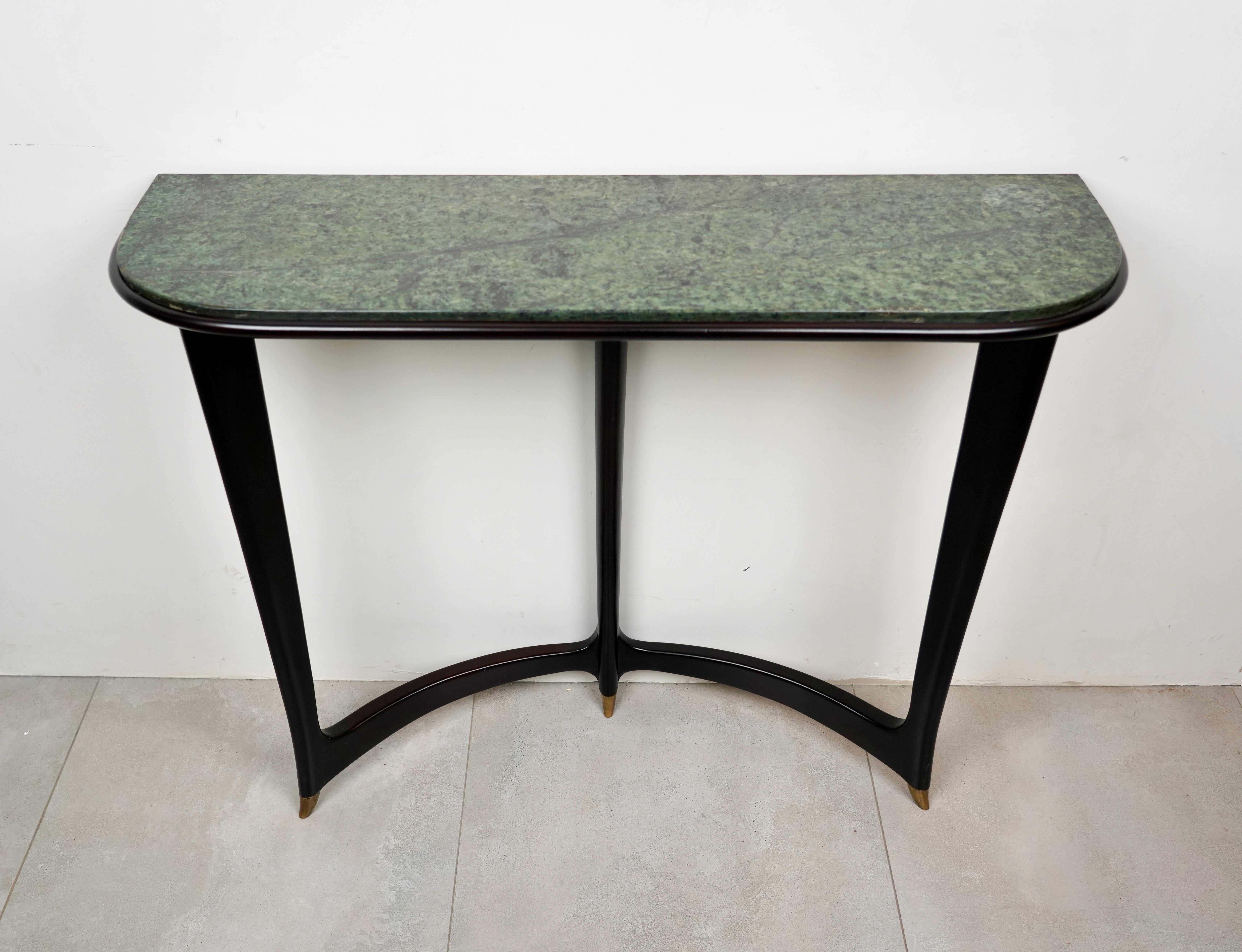 A very elegant and organic wall mount console table, original green marble top, wooden frame, tapered legs with brass puntali. Italian design by to Guglielmo Ulrich, circa 1940.