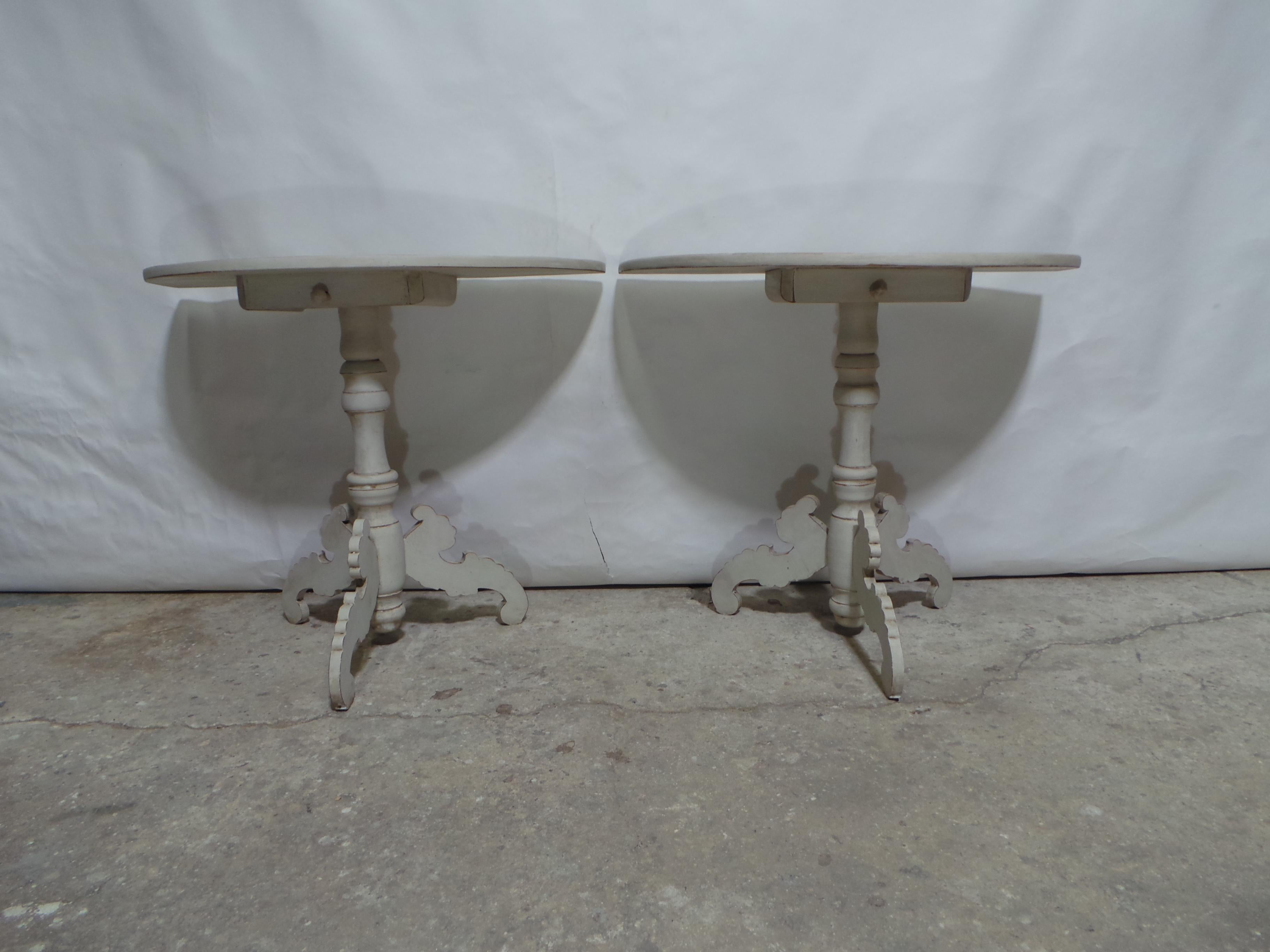 Il s'agit d'un ensemble très rare de tables consoles à plateau basculant (Pedestal Style Flip Top). Ils ont été restaurés et repeints avec la peinture Milk 