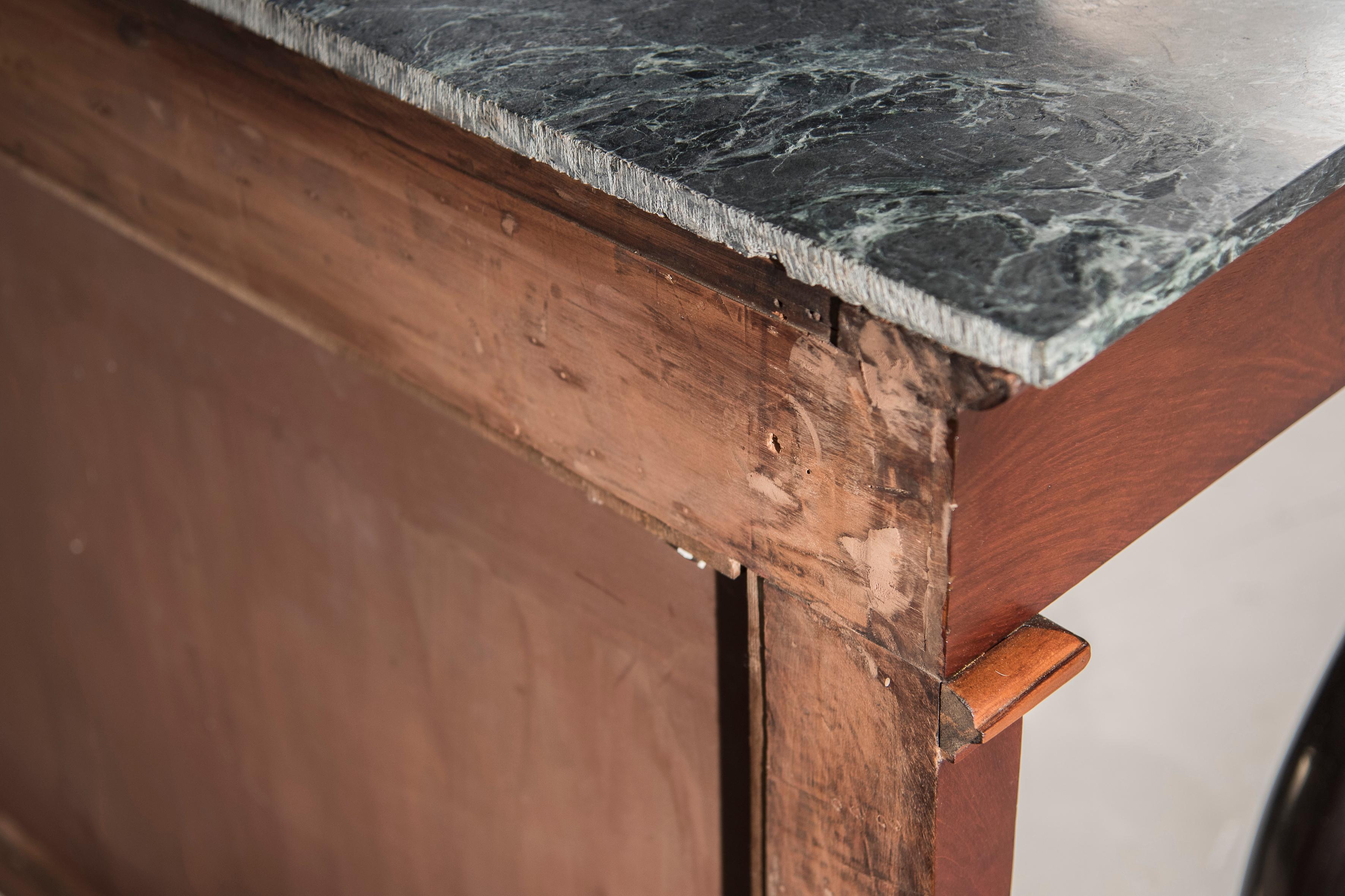 Mesa Consola Imperio de Caoba y Bronces con Tapa de Mármol Respaldo de Espejo Antiguo en venta 6