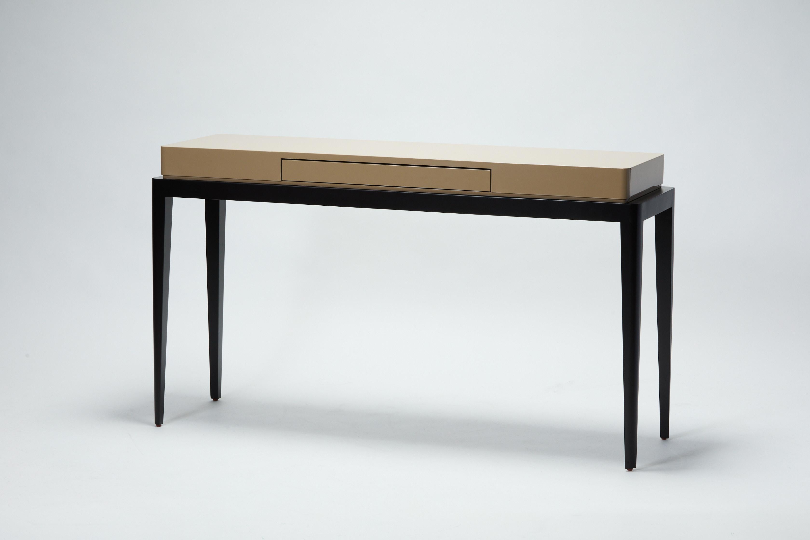 The perfect console; Size: 140cm
Flat surface, smooth, purity of the line only asking to be inhabited. If it is a
console or a desk, TARA is a piece that distinguish itself with the power of its
minimalism. It is enough to dress up any interior. The