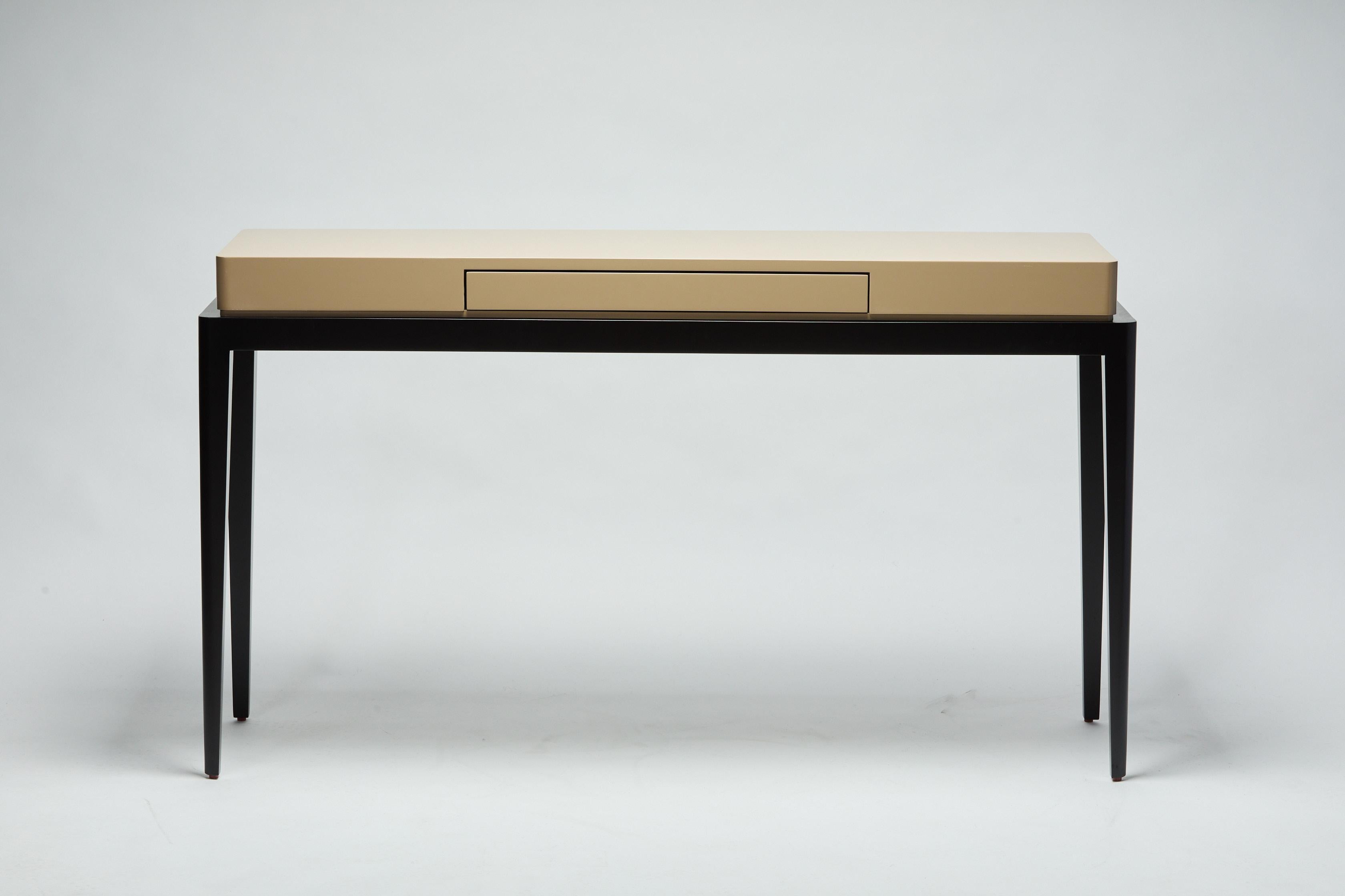 The perfect console; Size : 160cm
Flat surface, smooth, purity of the line only asking to be inhabited. If it is a
console or a desk, TARA is a piece that distinguish itself with the power of its
minimalism. It is enough to dress up any interior.