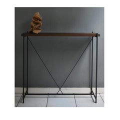 Consola 'Tekno', Estructura de hierro gris y Tapa de madera