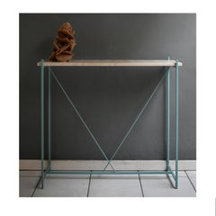 Console Tekno, structure en fer bleu clair et plateau en marbre travertin