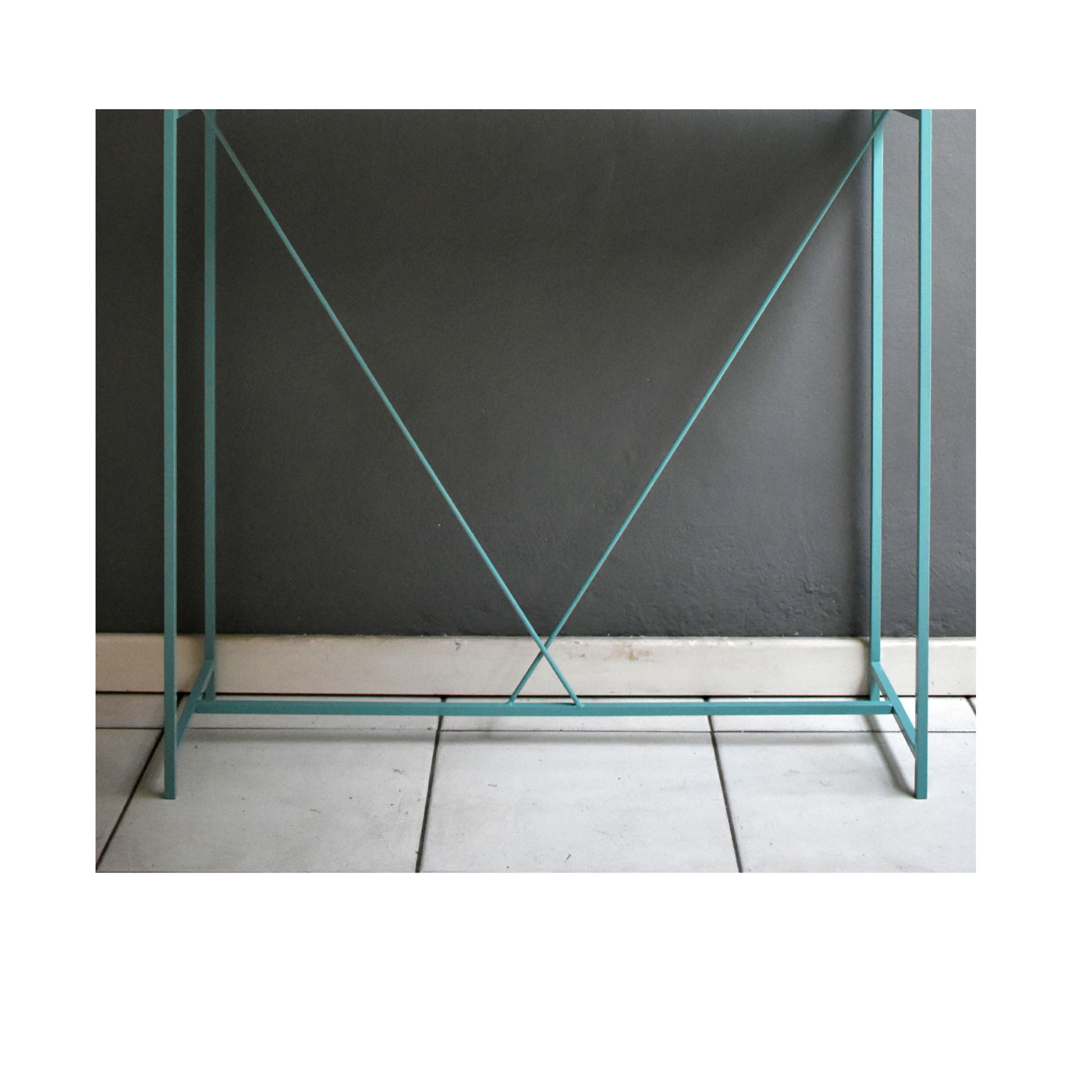 italien Console Tekno, structure en fer bleu clair et plateau en bois en vente