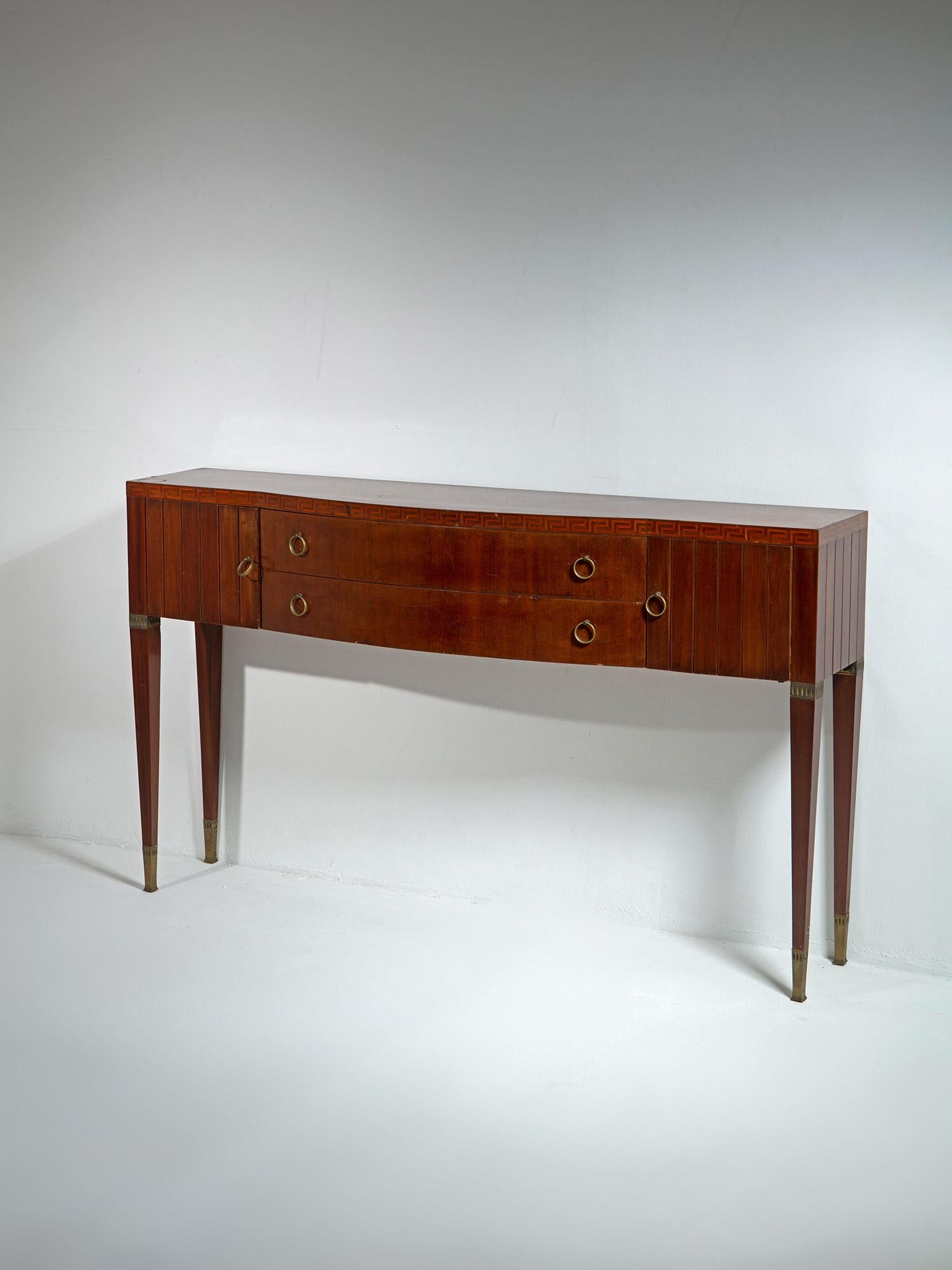 Remarkable console by Paolo Buffa
Elegant piece featuring two side openings and two central drawers. Brass details and classic Buffa decorations.
Certificate of authenticity available upon request.