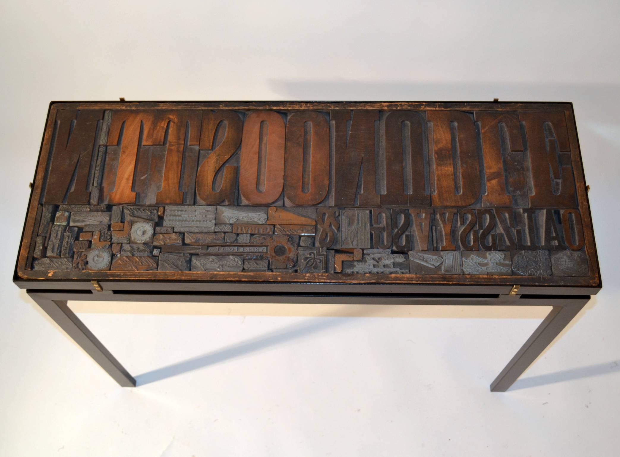 Consola con Tapa en Relieve de Bloques de Impresión y Cristal op sobre Marco de Metal Negro en Excelente estado para la venta en London, GB